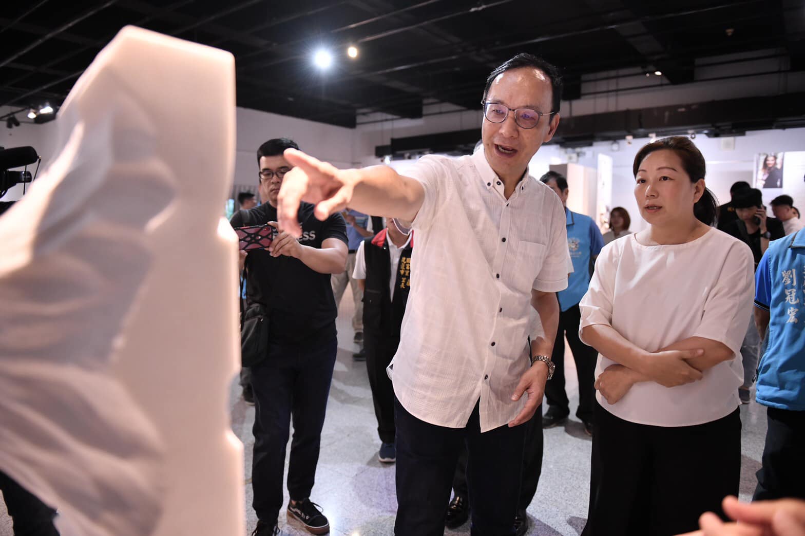 張亞中異軍突起引爆國民黨內的恐慌，並出現棄保效應，徐榛蔚（右）公開力挺朱立倫（左）。（翻攝自徐榛蔚臉書）