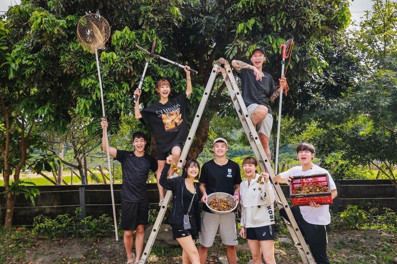 王齊麟(中)當大來賓幫剪龍眼。(台視、好看娛樂提供)