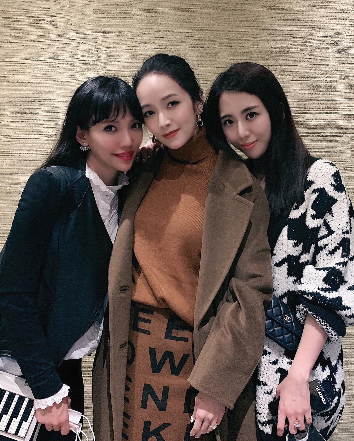 侯佩岑（中）與陶喆老婆江佩蓉（右）、王力宏老婆李靚蕾（左）常相約聚會。（翻攝自侯佩岑臉書）