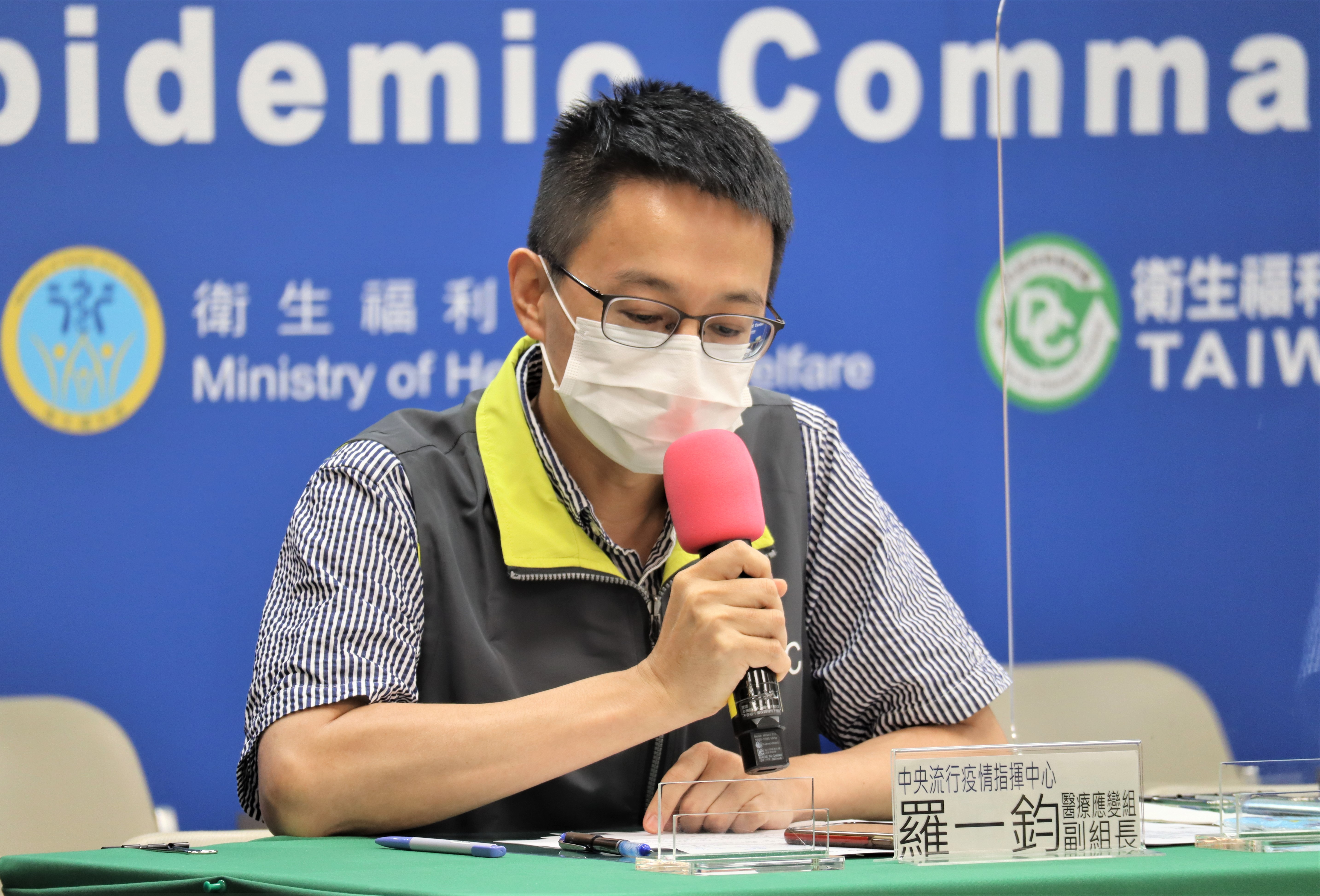 醫療應變組副組長羅一鈞說明個案16213接觸情形。（指揮中心提供）