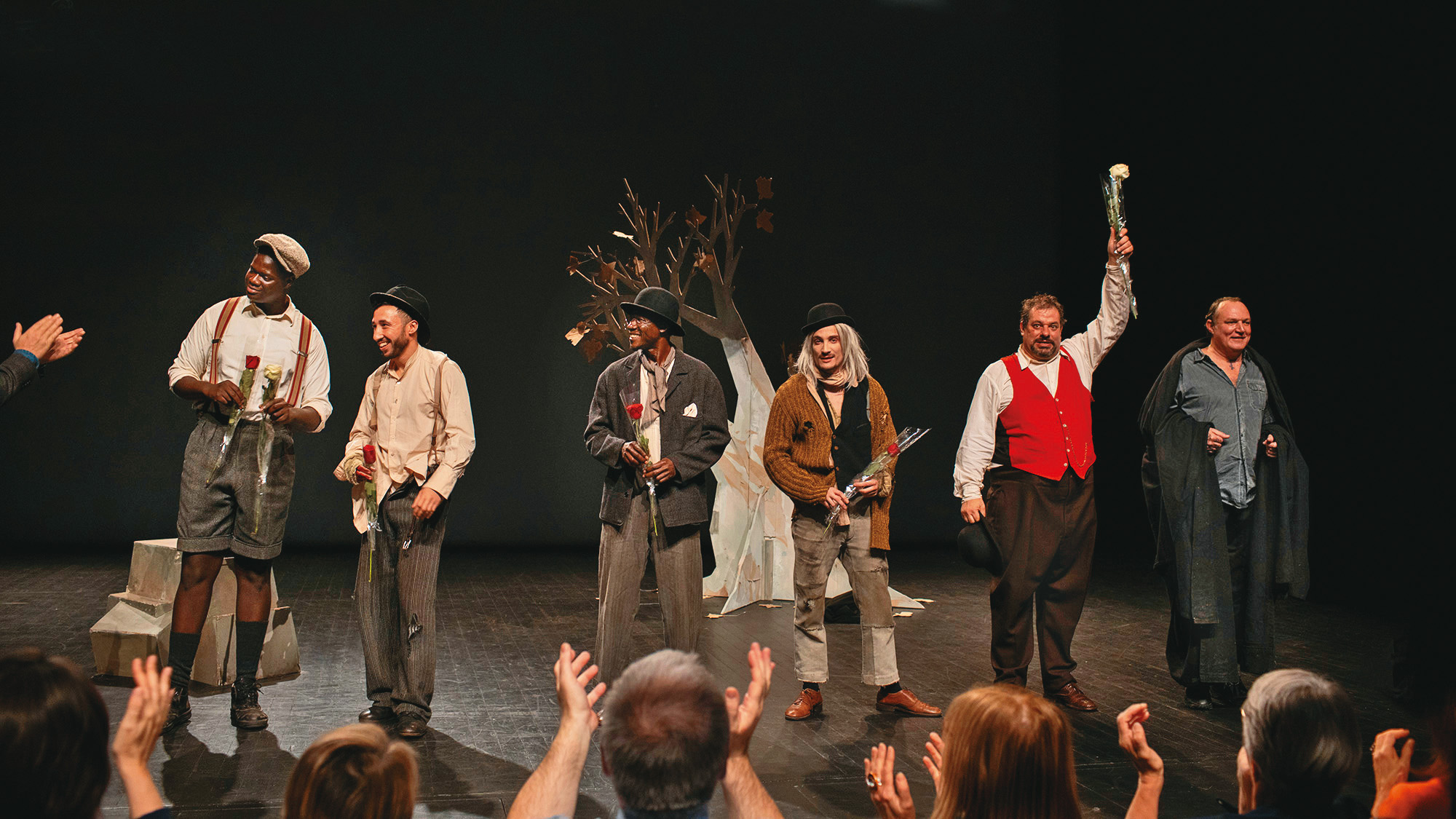 六名囚犯在過氣演員的調教下演出舞台劇《等待果陀》，竟意外獲得好評，甚至站上國家戲劇院演出。（東昊提供）