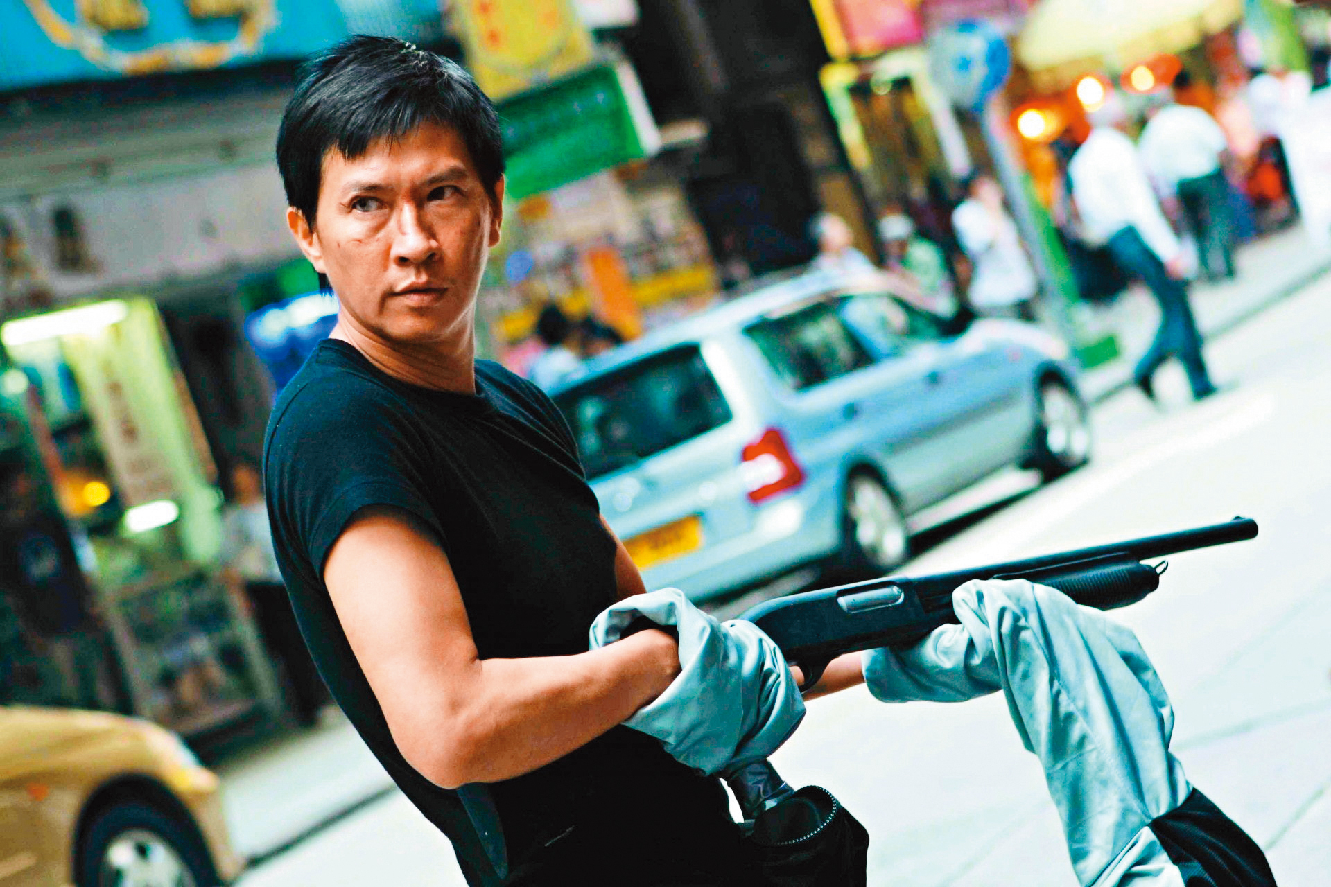 演喜劇被嫌「不好笑」，也捧不紅的張家輝，從胡鬧軟弱小人物戲路改變轉趨深沉，《証人》因而拿下金馬、金像、亞太三料影帝。（網路圖片）