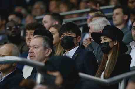 天王周杰倫帶嬌妻昆凌赴到巴黎聖日耳曼主場，觀看足球巨星梅西首戰。（翻攝自微博）