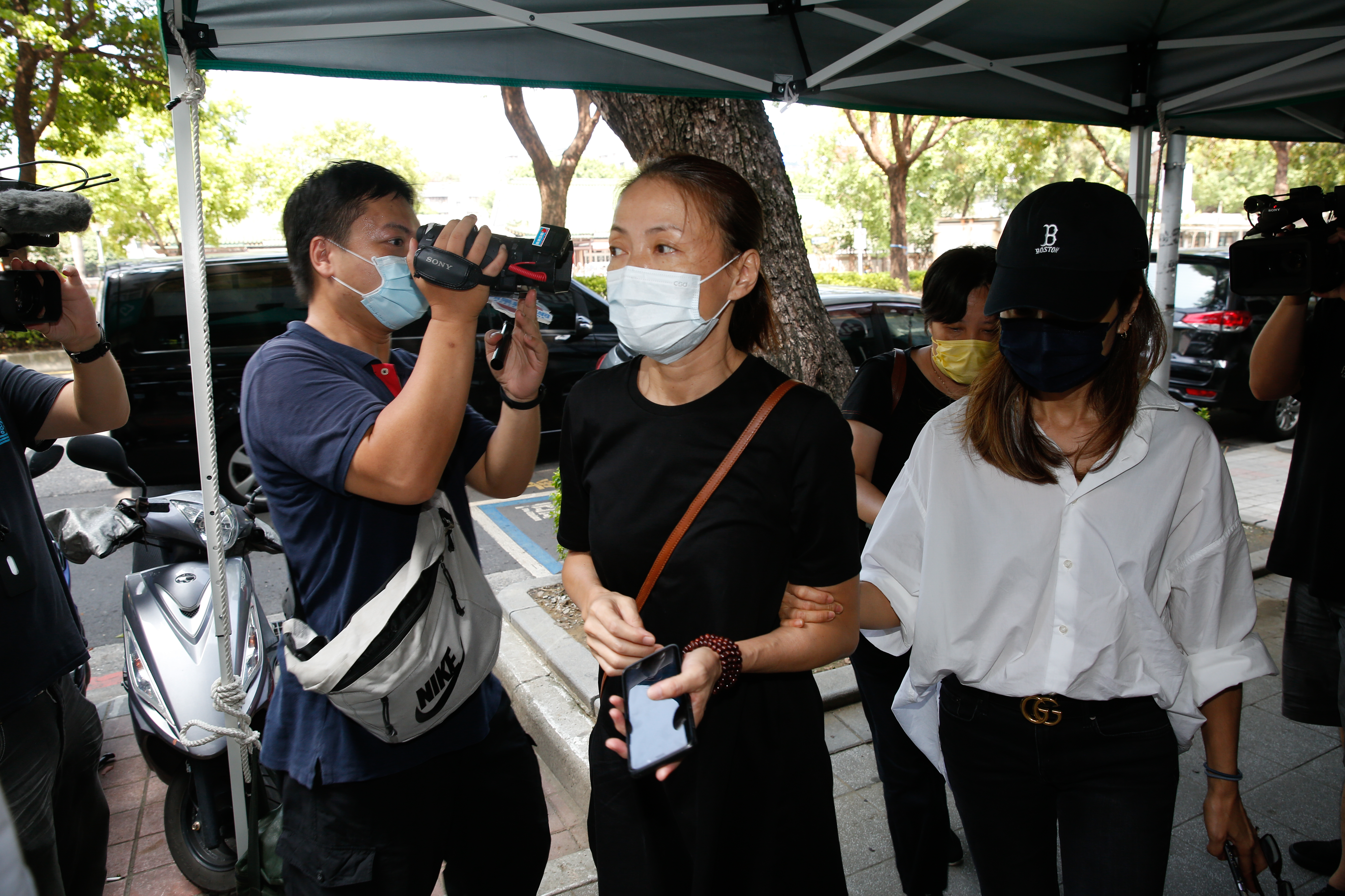 柯淑勤上午就抵達靈堂，陪同龍劭華遺孀到三芝選塔位。