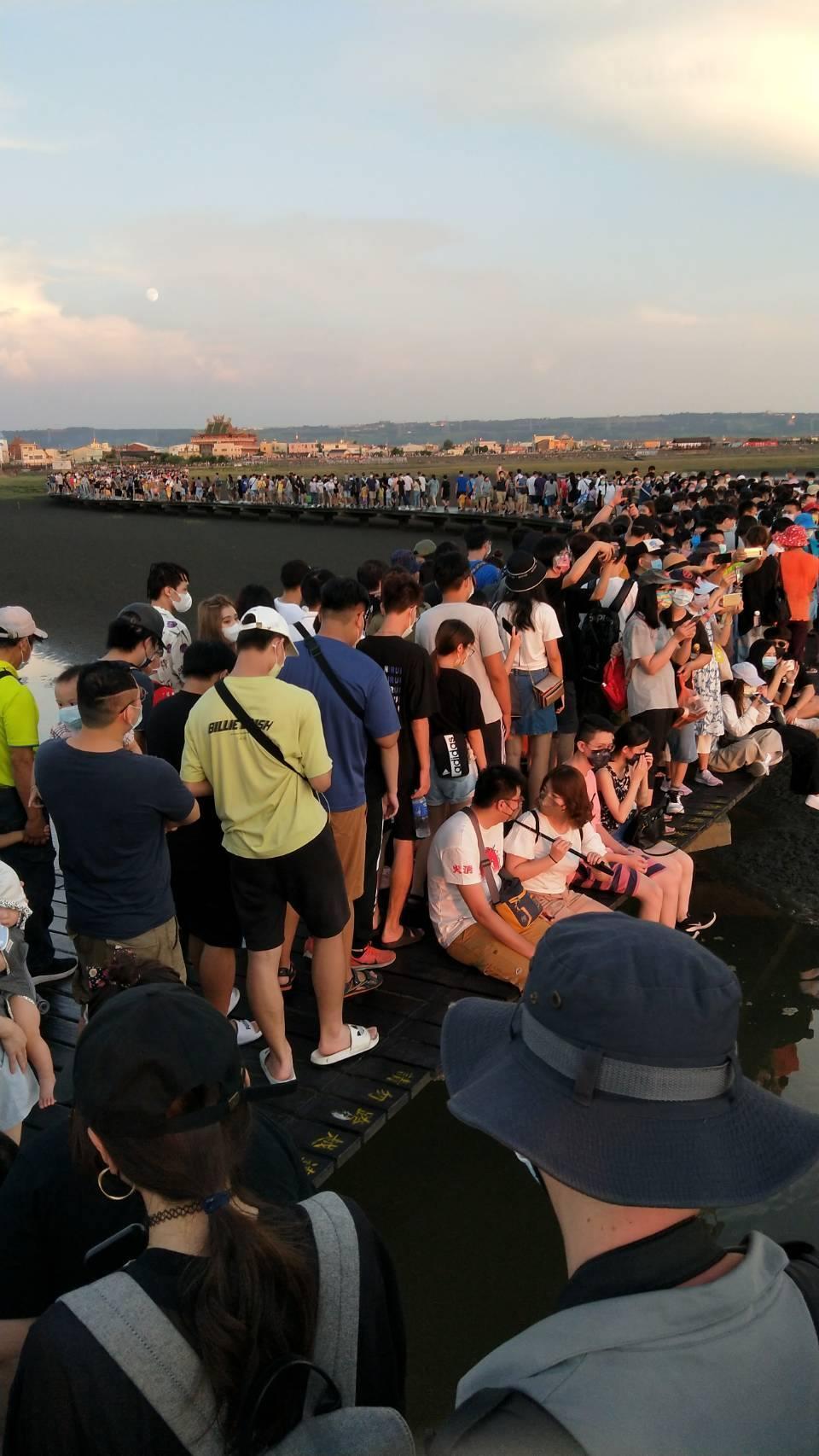 台中高美濕地明明有人流限制,卻擠爆5倍人潮引發網路熱議。(翻攝自逗留,台中臉書)