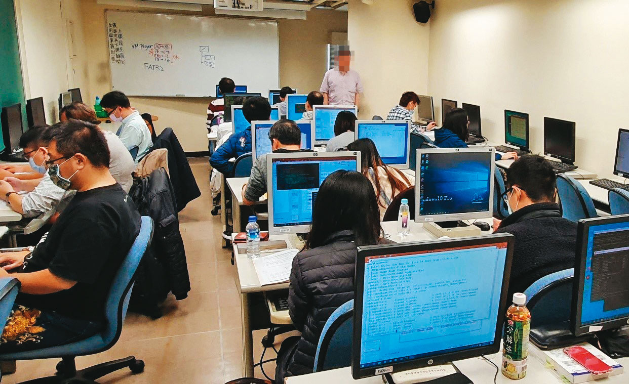 職訓場有許多電腦或電子課程，常需要採購零件，如今卻爆發採購弊案。示意畫面，圖非當事人。（翻攝勞動部官網）