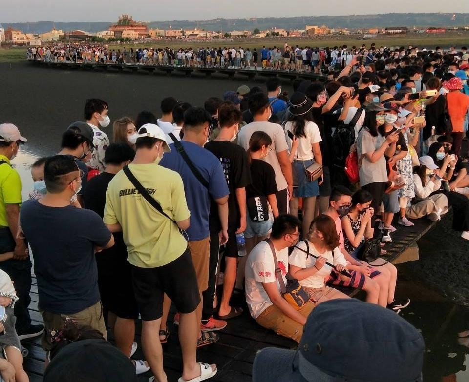 台中高美濕地明明有人流限制,卻擠爆5倍人潮引發網路熱議。(翻攝自逗留,台中臉書)