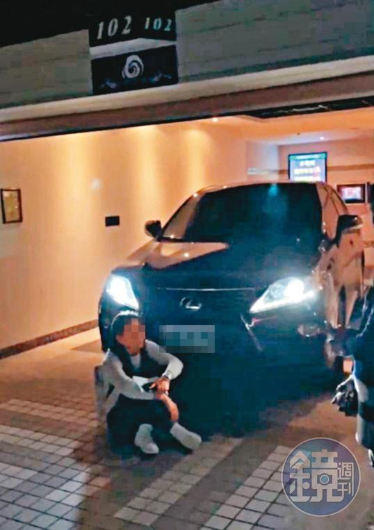 「肉身擋車」張女與陳姓人夫上摩鐵幽會被陳妻抓包，陳妻還以肉身阻擋張女車輛。（讀者提供）