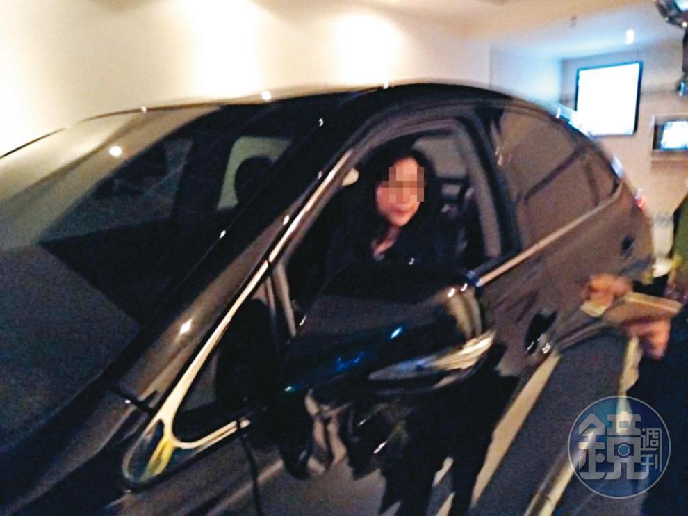 「開車衝撞」張女為了逃離現場，無視陳妻以肉身擋車，還試圖開車衝撞對方。（讀者提供）