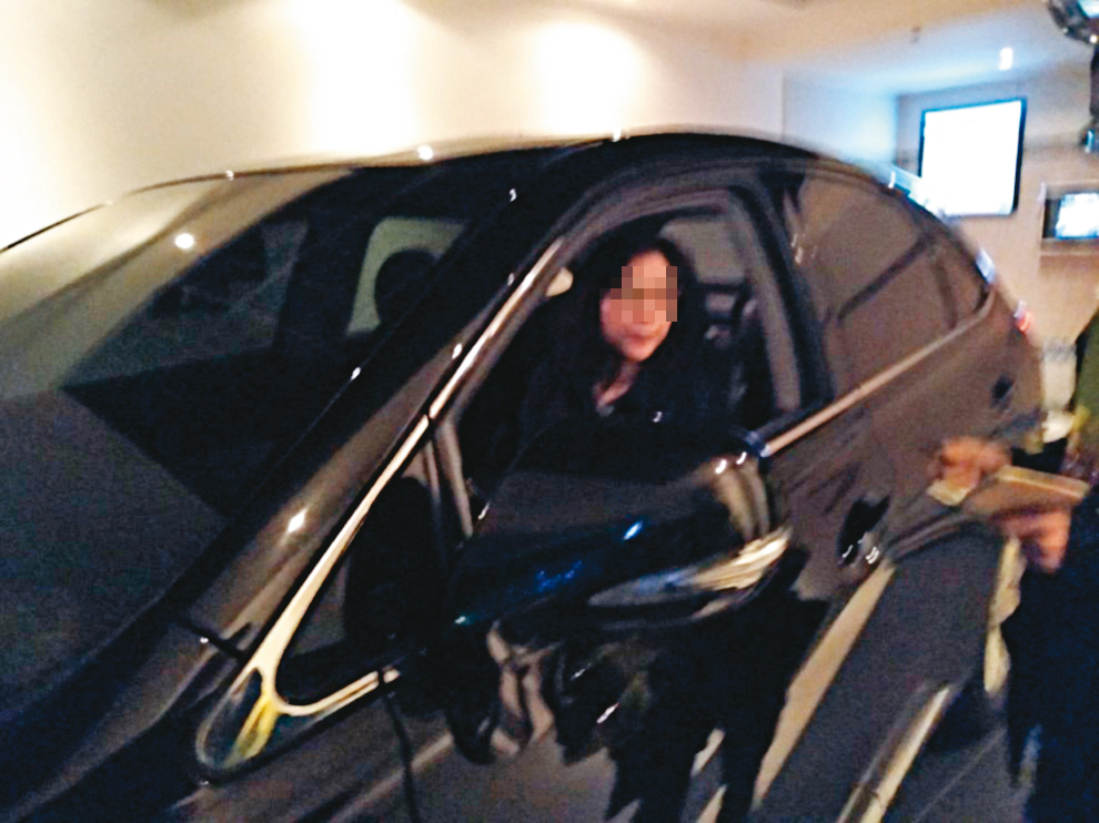 張女為了逃離現場，無視陳妻以肉身擋車，還試圖開車衝撞對方。（讀者提供）