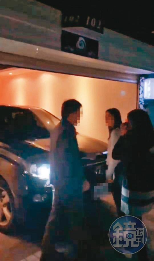 陳妻與丈夫、張女3人在摩鐵車庫前對峙，事後陳妻即對張女提告。（讀者提供）