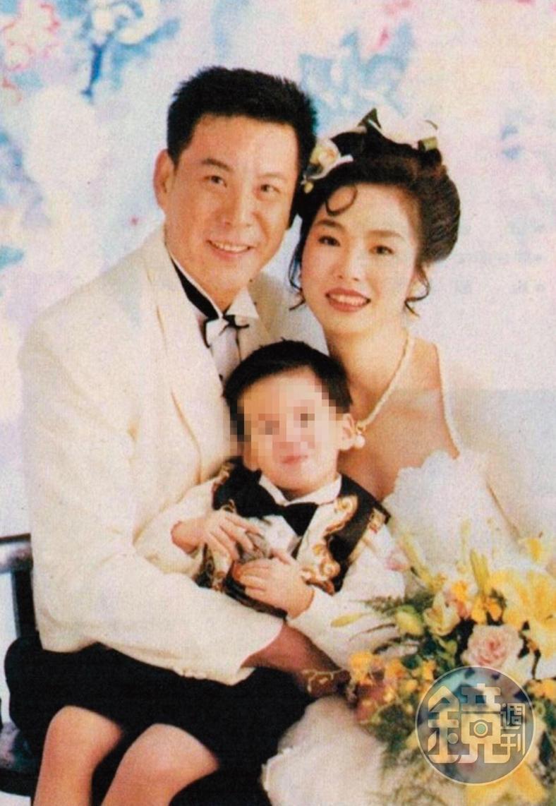 過去龍劭華(左)生性風流,有過2段婚姻,最後浪子回頭,和謝雪貞(右)奉子成婚。(讀者提供)