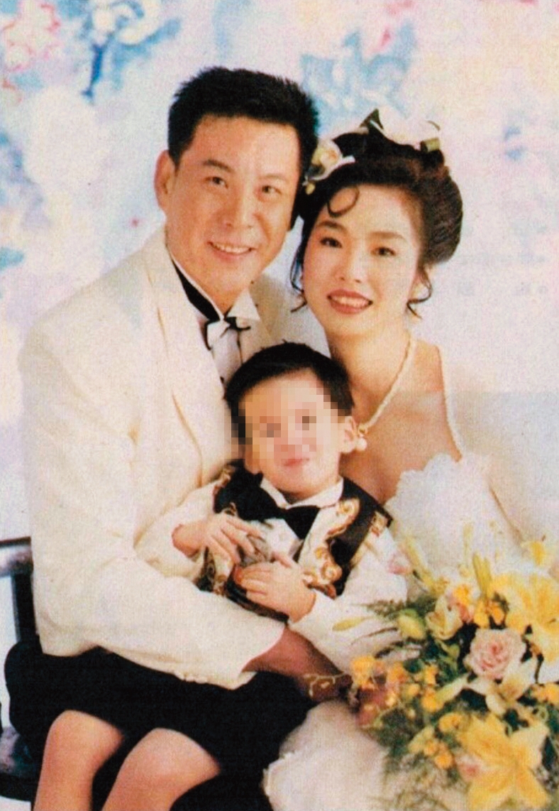 過去龍劭華(左)生性風流,有過2段婚姻,最後浪子回頭,和謝雪貞(右)奉子成婚。(讀者提供)