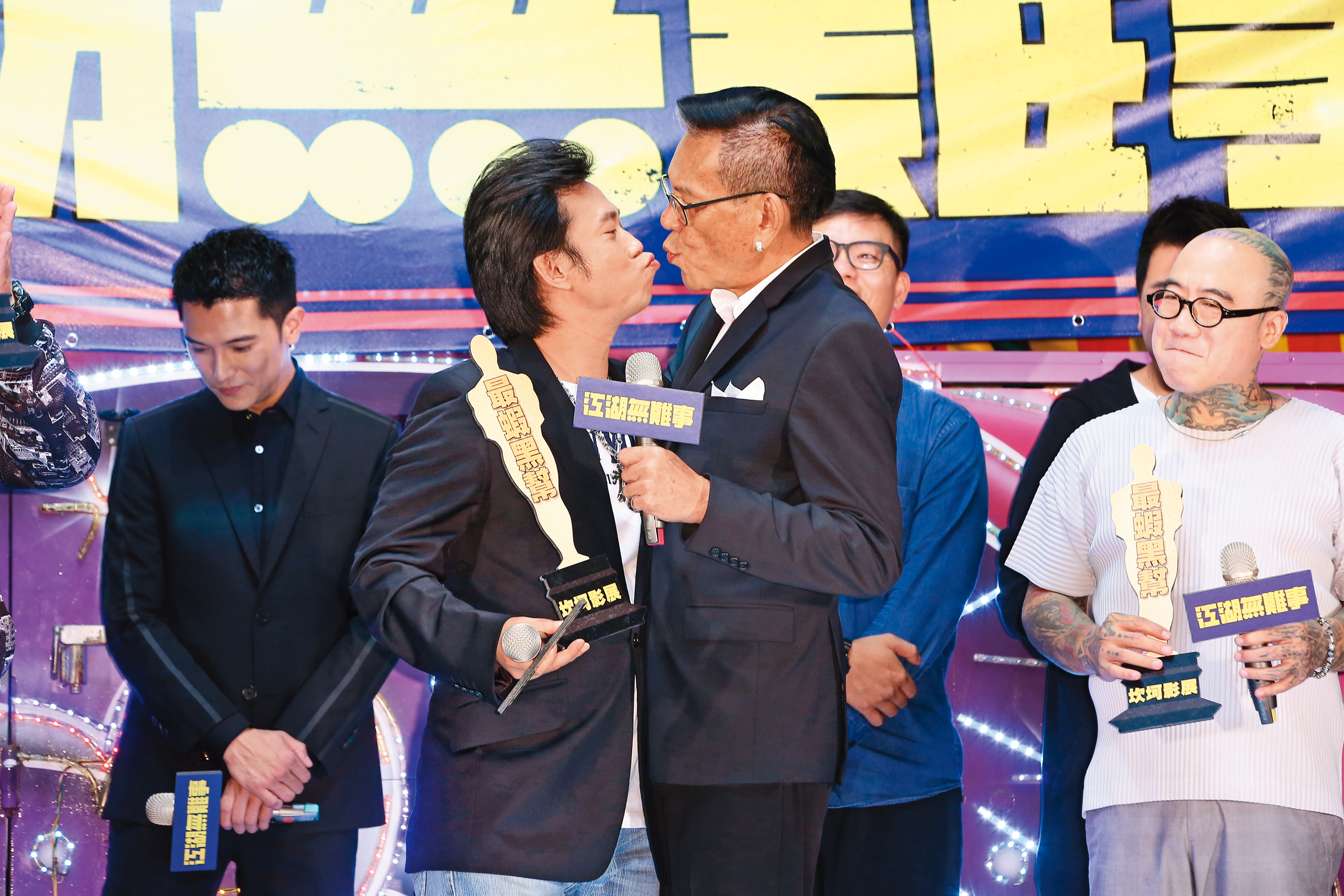 演活多個角色，龍劭華（右）也想嘗試演同志，但當時稱心理還未準備好，如今徒留遺憾。左為顏正國。