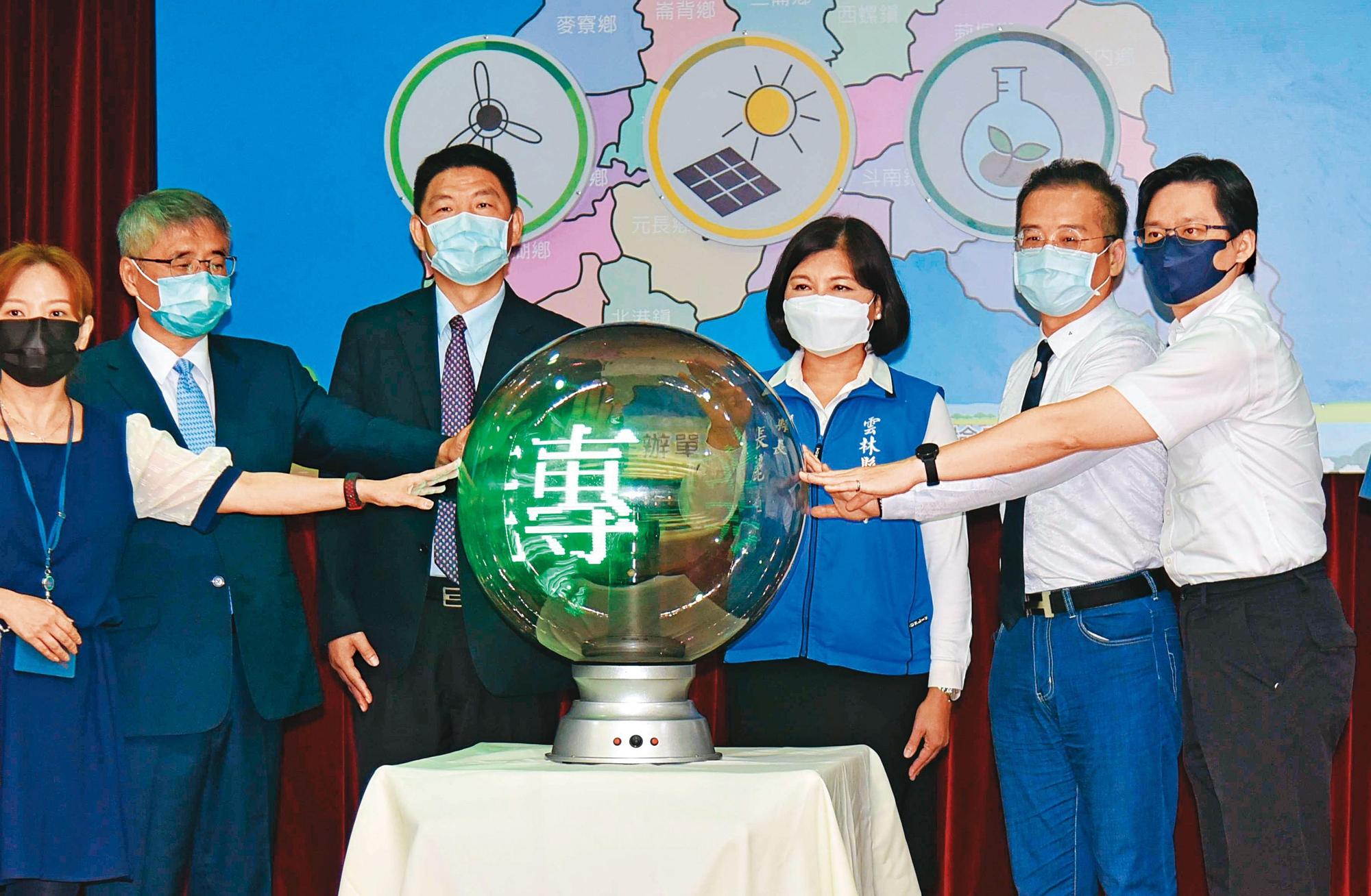 雲林地檢署檢察長洪家原(右4)率先執行法務部政策,火速邀集相關單位建立平台,全力剷除綠能蟑螂。(雲林縣政府提供)