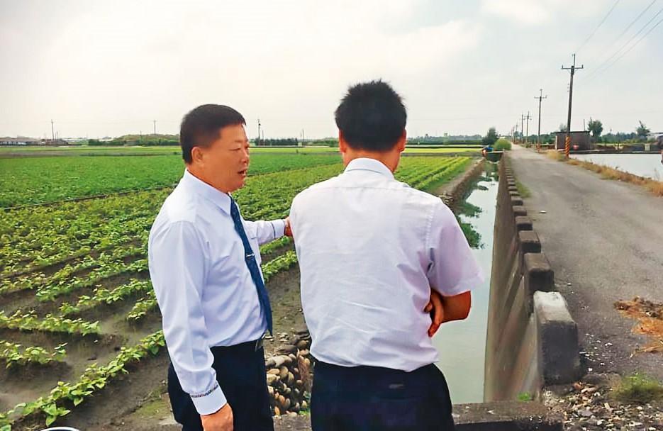 彰化縣大城鄉長蔡鴻喜(左)視察地方工程,他涉及向綠能業者索賄遭起訴。(翻攝大城鄉公所臉書)