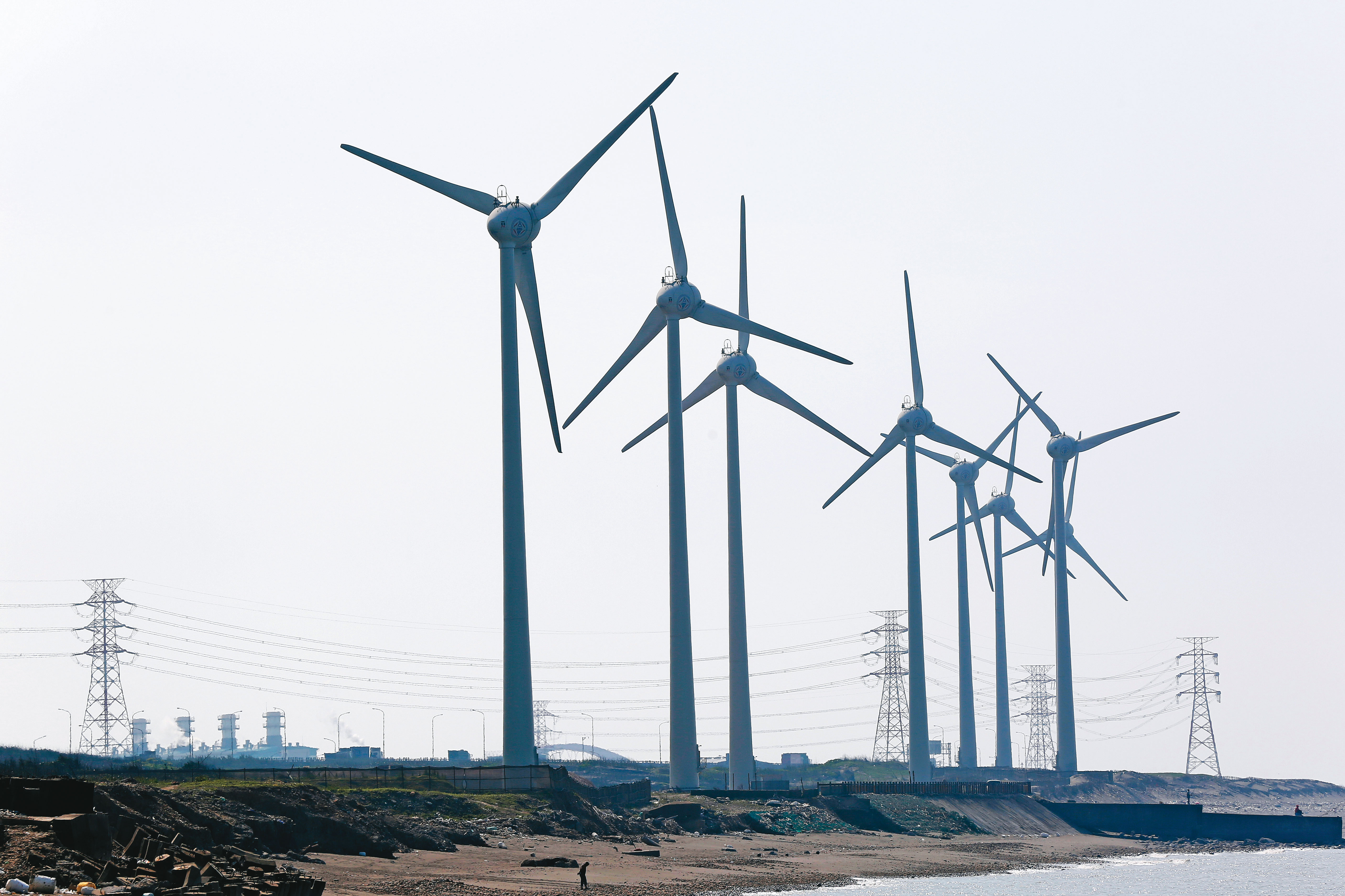 中南部沿海地區風力發電盛行,不肖地方民代及黑道覬覦龐大利益,向業者敲詐索賄,檢警調擴大偵辦中。