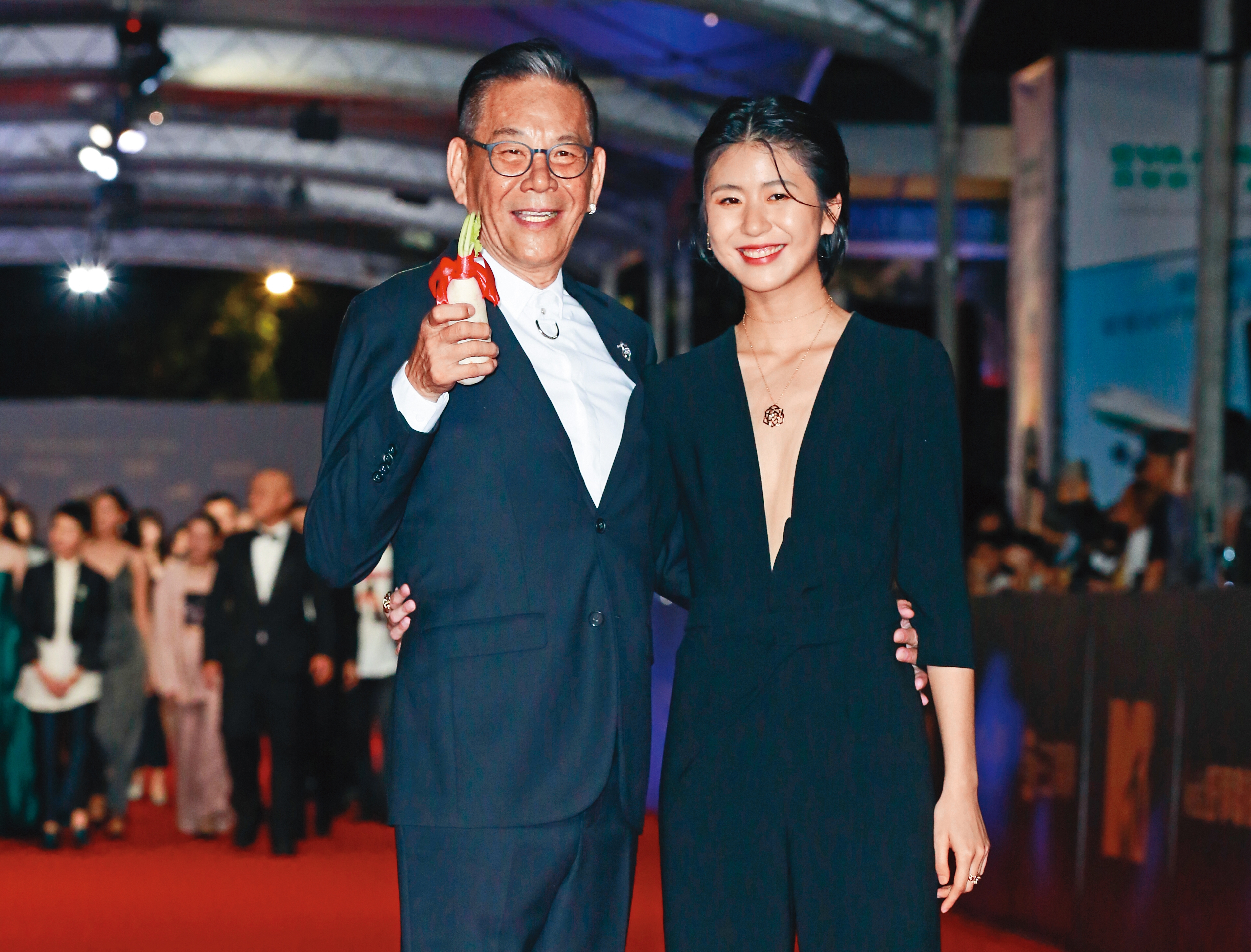 龍劭華（左）曾帶著還未有知名度的陳璇（右）走金鐘獎紅毯，看得出來他想幫女兒一把，增加曝光度。