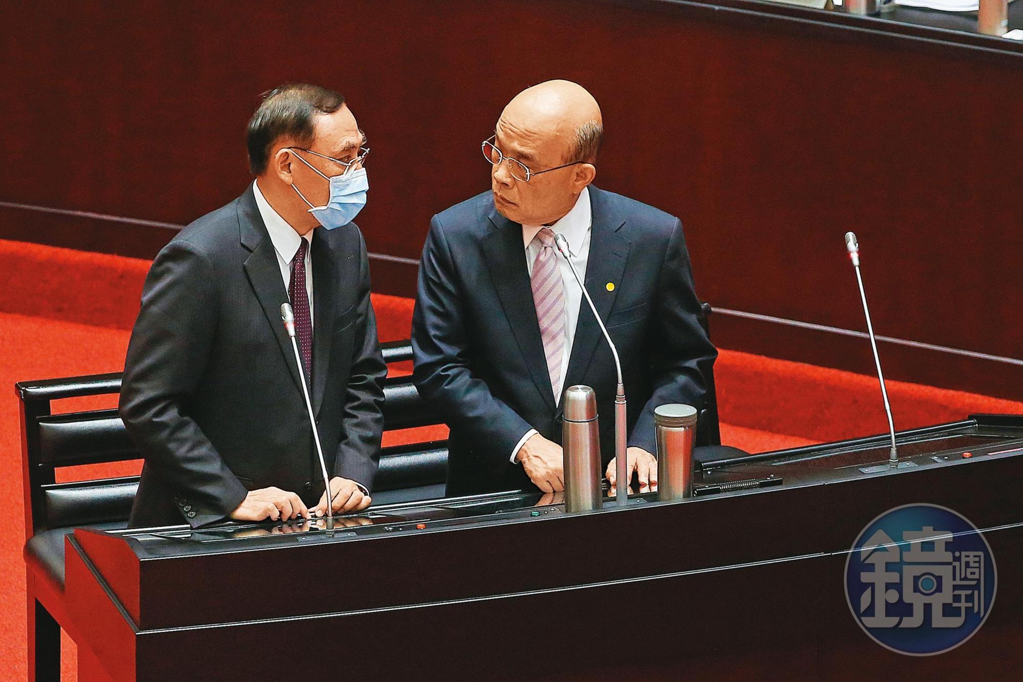 行政院長蘇貞昌(右)本月主持中央廉政會報,要求法務部長蔡清祥(左)對於綠能蟑螂恐嚇勒索廠商,務必要全力剷除。