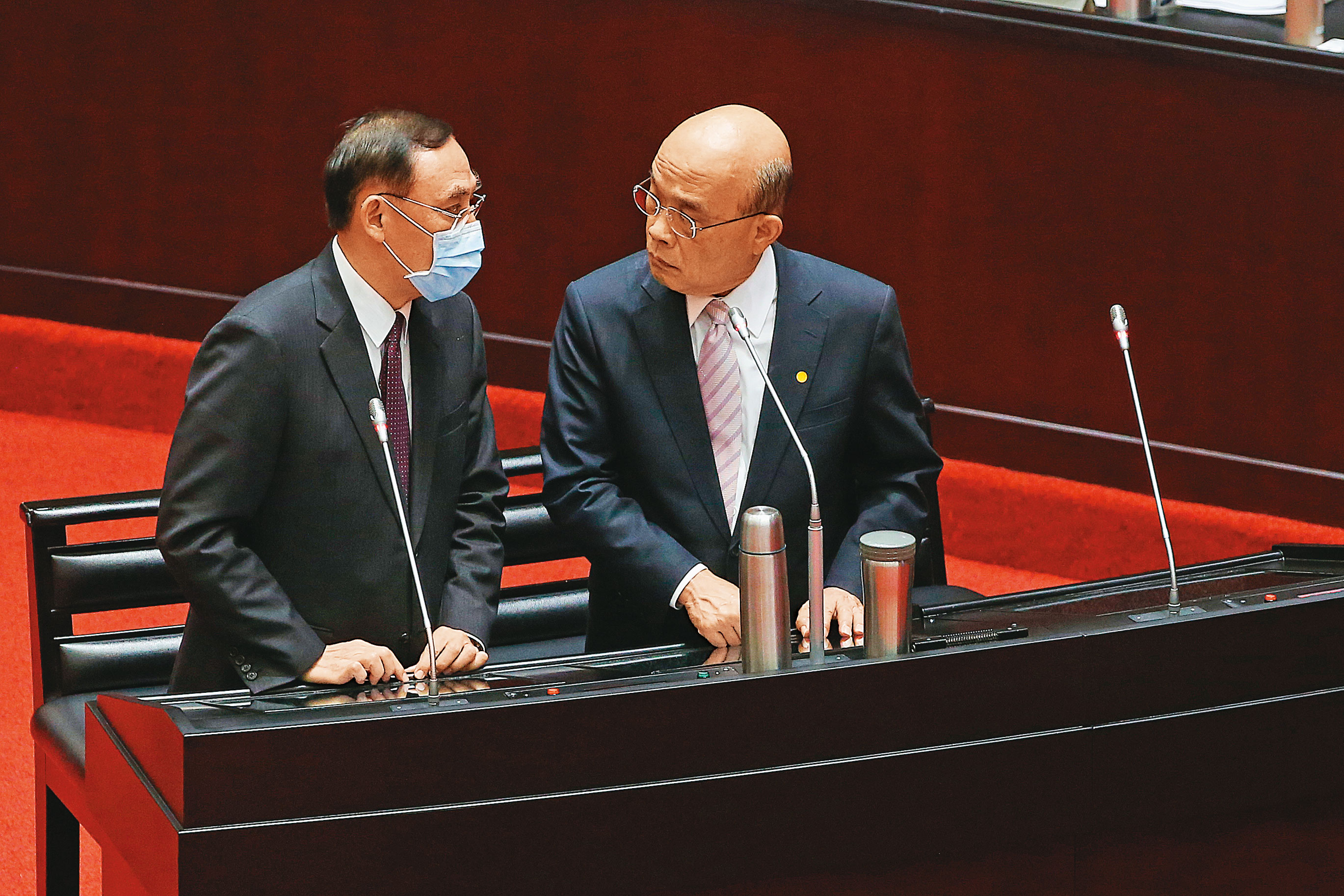 行政院長蘇貞昌（右）本月主持中央廉政會報，要求法務部長蔡清祥（左）對於綠能蟑螂恐嚇勒索廠商，務必要全力剷除。