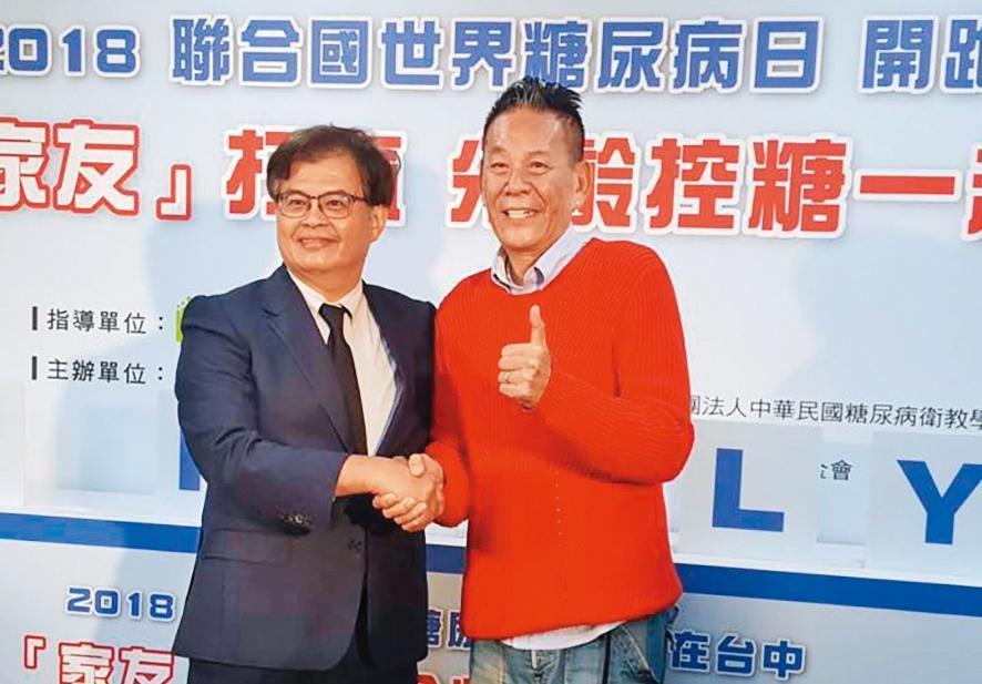 過去龍劭華(右)出席糖尿病友活動,前陣子他因為疫情就診,測得空腹血糖值高達兩百多。(翻攝自龍劭華臉書)