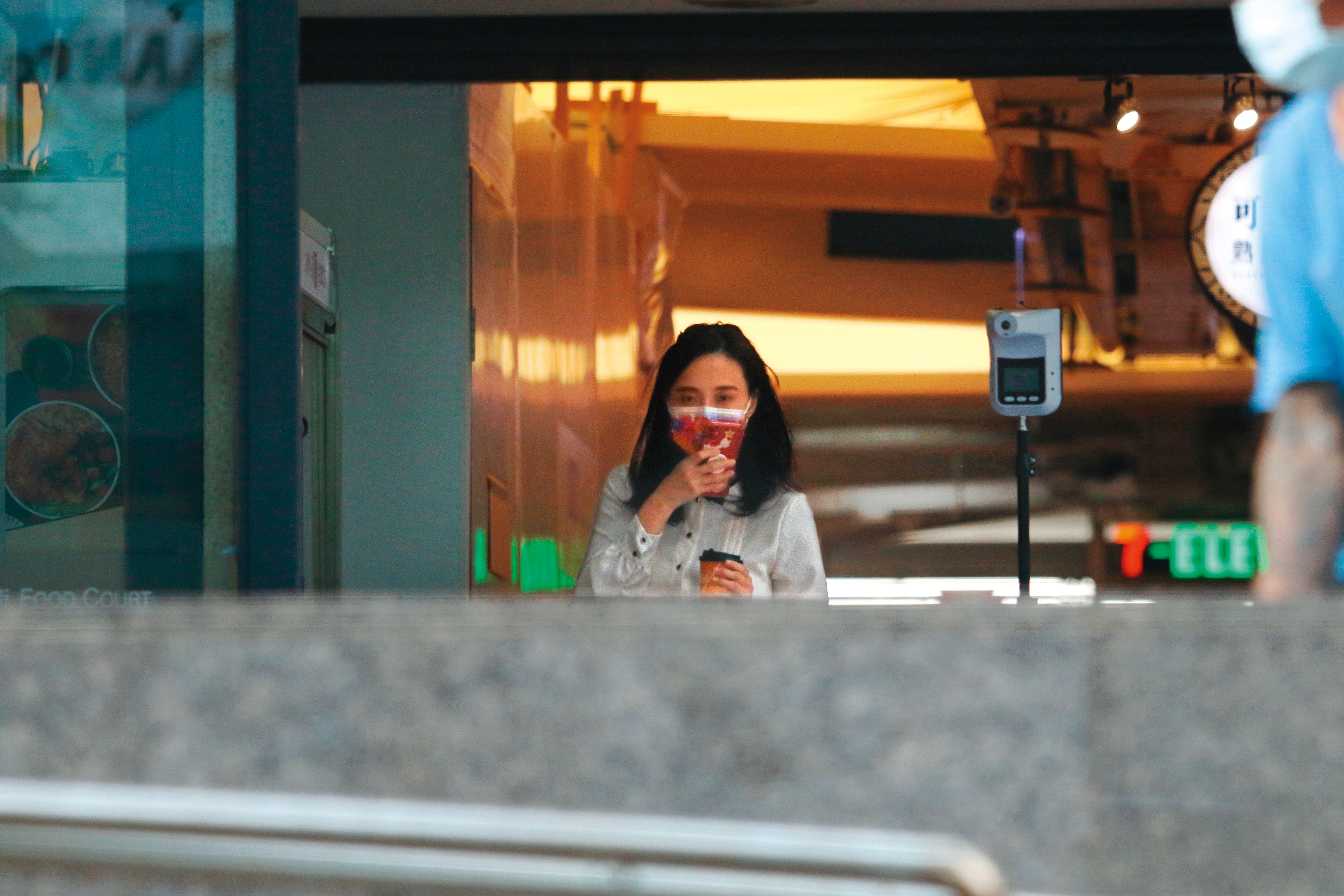 9/15 16：16  本刊直擊何妤玟工作滿檔，趕場跑電視台通告。據爆料，她與舊情復燃的大隸已平和分手，又回到感情形單影隻的狀態。