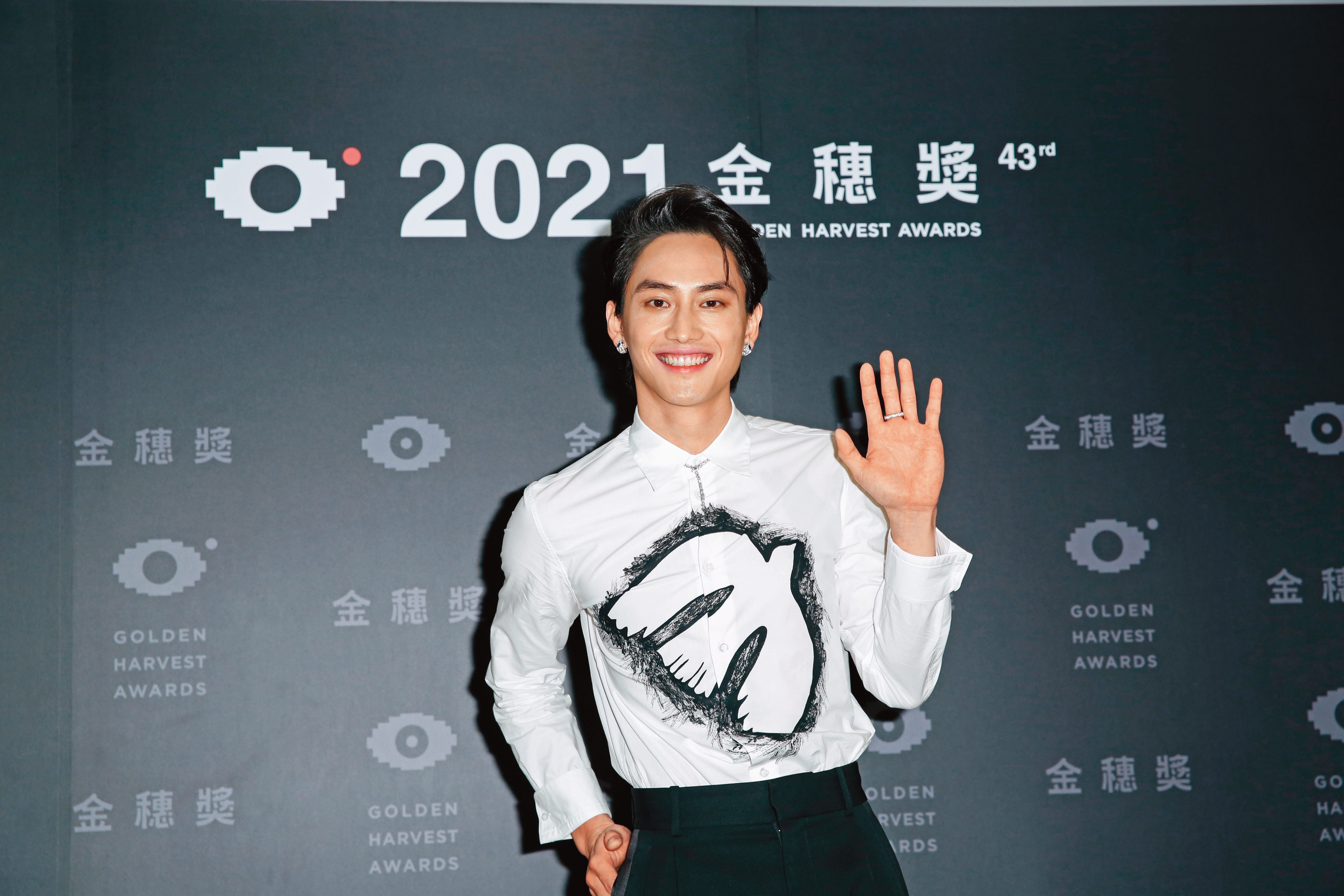 范少勳的中指十分搶鏡，笑很開的他，看來渾身都有亮點。