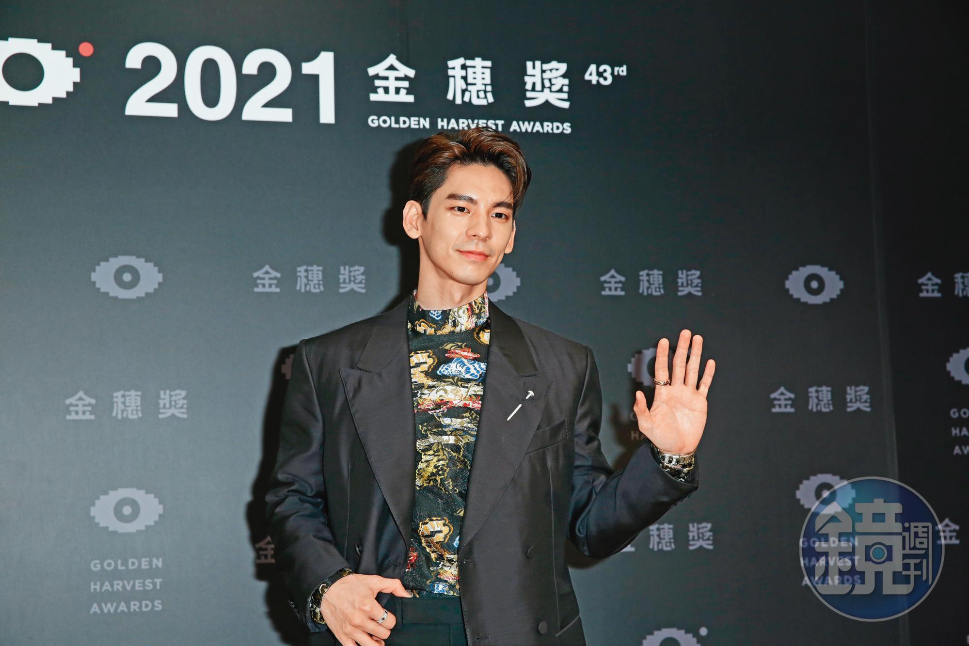 林柏宏一隻手秀戒指與手錶，另一隻手尬插在腰間，對於贊助廠商很有交代。