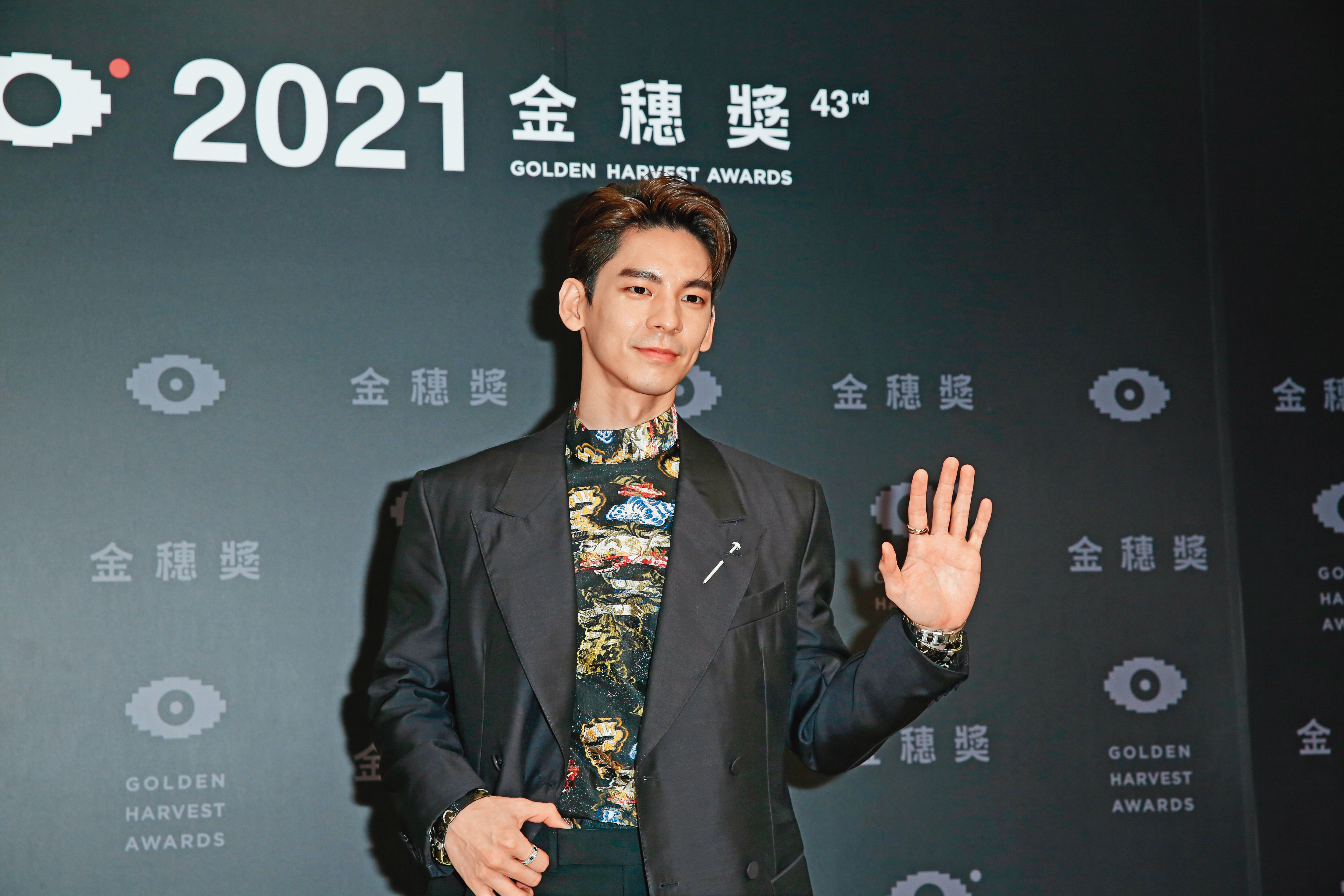 林柏宏一隻手秀戒指與手錶，另一隻手尬插在腰間，對於贊助廠商很有交代。