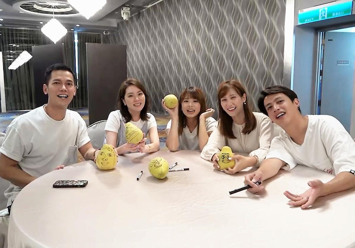 梁瀚名(左起)、楊雅筑、王上菲、鄭亞、鯰魚哥中秋比賽畫柚子。(TVBS提供)