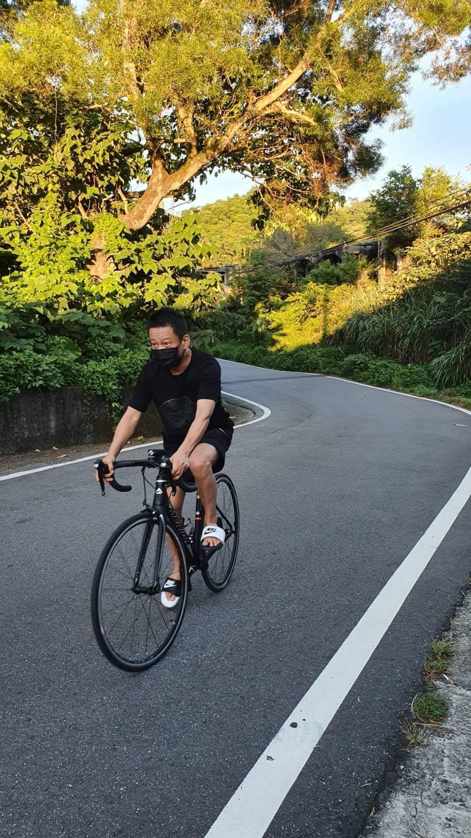 李康生藉騎車上下山運動鍛鍊體能,為接下來的拍攝工作做準備。(禾力文創提供)