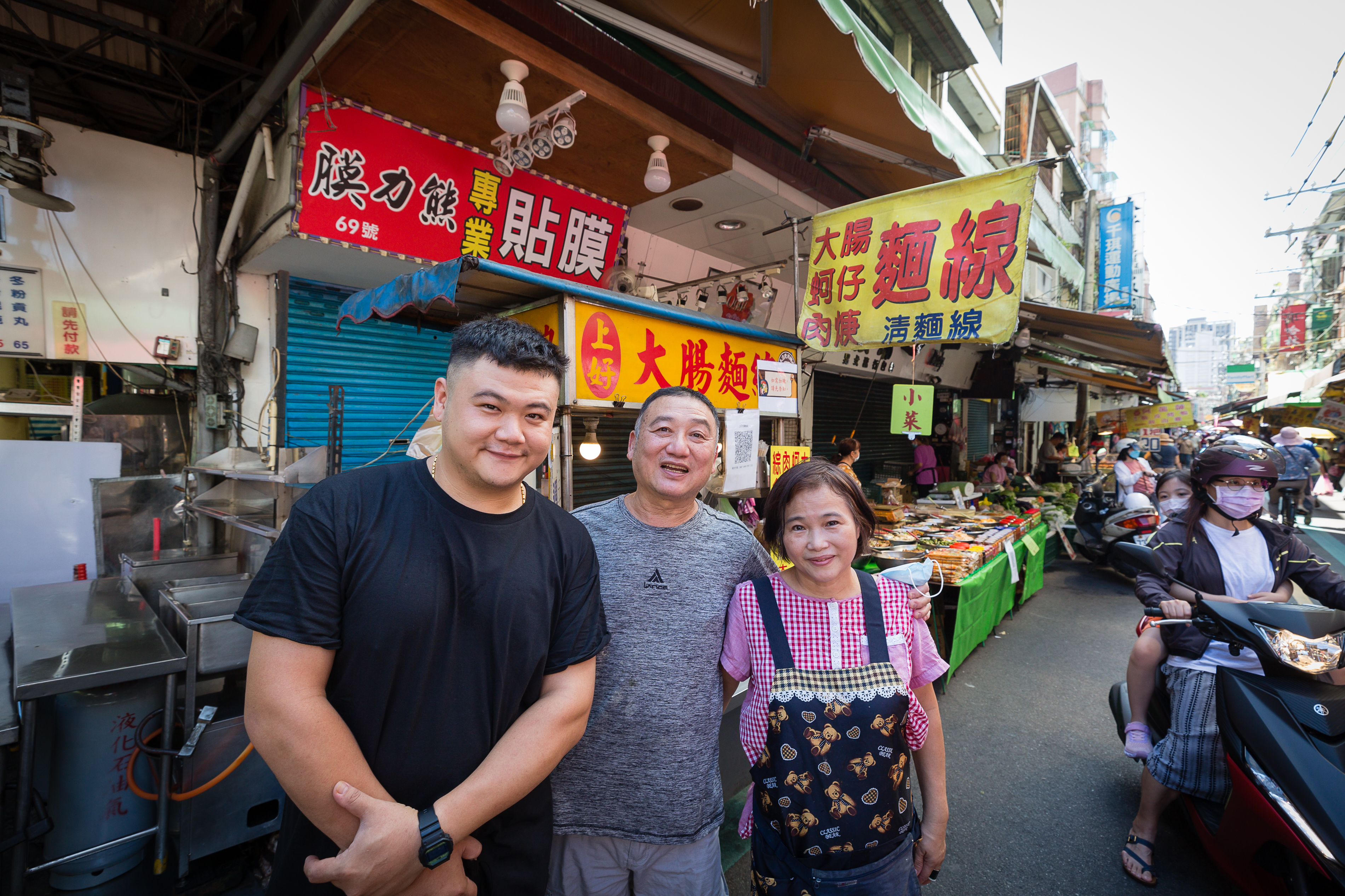 汪上賀（左）曾因年少輕狂加入幫派，是爸媽的眼淚讓他迷途知返，獲米其林推薦後，爸媽笑得合不攏嘴。
