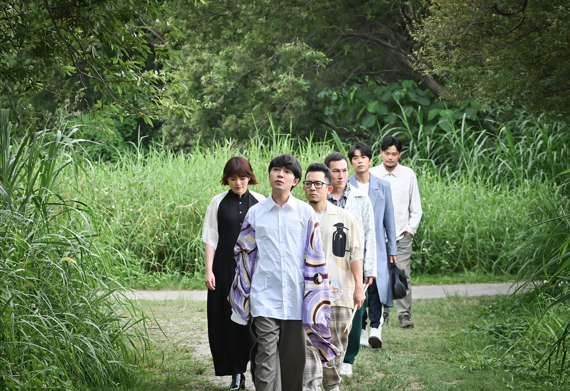 在戶外拍攝MV,偏偏又是長袖衣物,原本導演想要家凱跳池塘,但就如青峰(前1)所言,家凱(後2)可是撕不掉偶包。(環球提供)