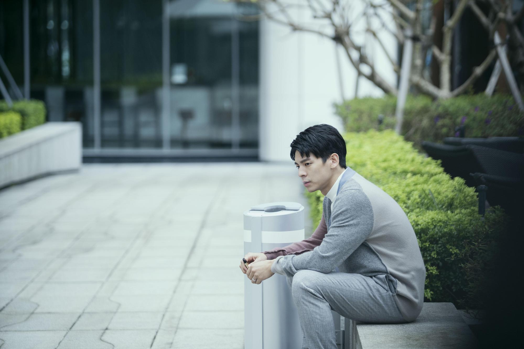 林柏宏在《2049》為了未出世的孩子走進「完美預測」科技算命公司。(瀚草影視提供)