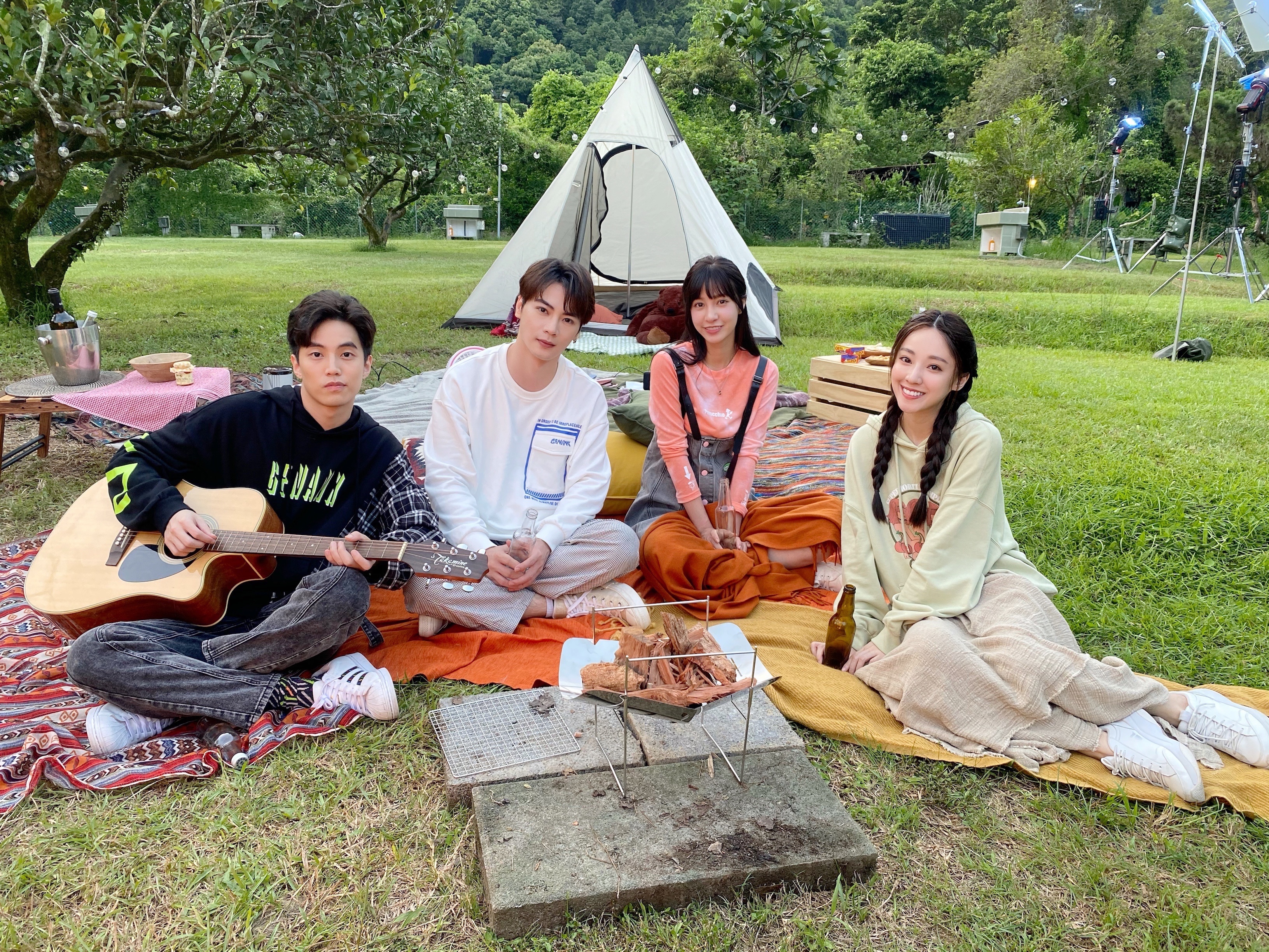 古曜威（左2）找來陳敬宣、安婕希、徐謀俊一起拍攝《一路向前》MV。（單純夢想文創事業提供）