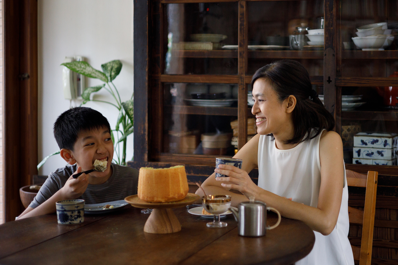 皮蛋吃了媽媽游惠玲的戚風蛋糕說出「超好吃」的讚美之詞，這是所有媽媽世界裡的美妙聲音。