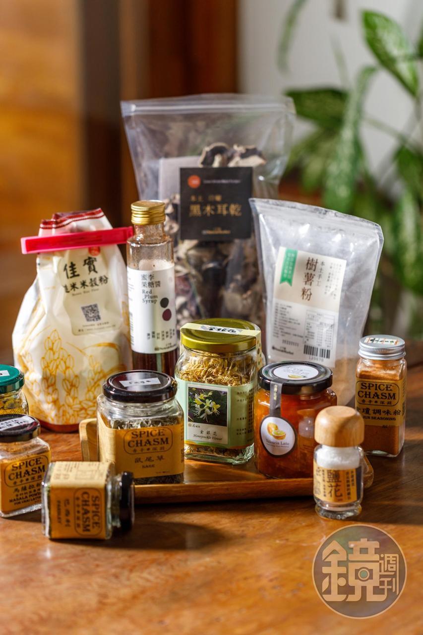 關注食安議題的新聞平台「上下游News&Market」成立的市集區，搜羅豐富的小農乾貨、調味品，像是台東「香辛深淵」乾燥香料（80元起／罐）、「洲南鹽場」的鹽花（200元／罐）及「佳實」糙米米穀粉（140元／包）等都有提供。