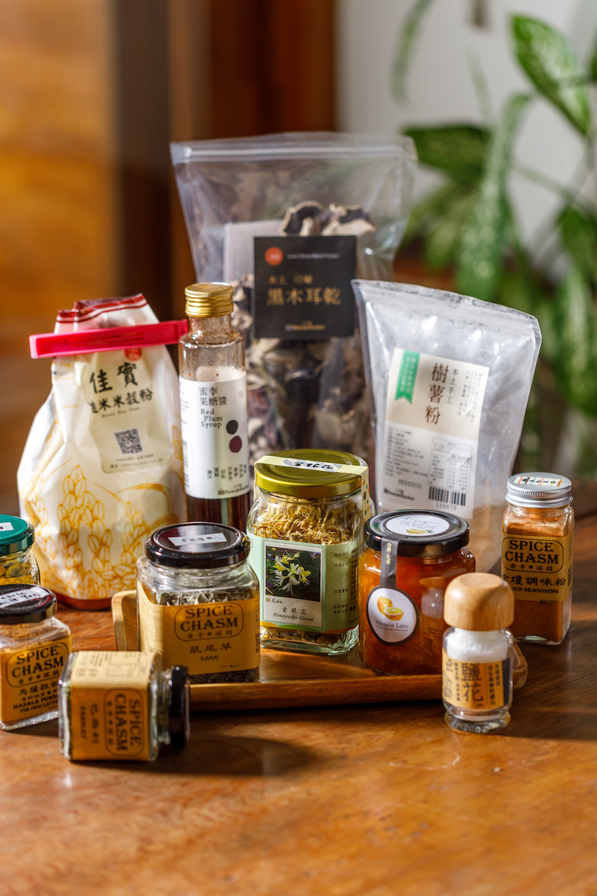 關注食安議題的新聞平台「上下游News&Market」成立的市集區，搜羅豐富的小農乾貨、調味品，像是台東「香辛深淵」乾燥香料（80元起／罐）、「洲南鹽場」的鹽花（200元／罐）及「佳實」糙米米穀粉（140元／包）等都有提供。
