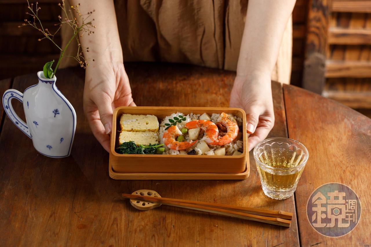 游惠玲手作的木盒便當「鮮蝦綠竹筍炊飯，搭配溫泉空心菜」，是來自於宜糧號的季節滋味。