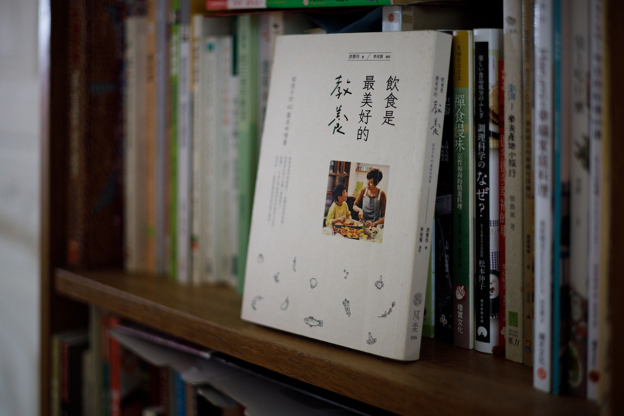 游惠玲著作《飲食是最美好的教養》是寫給孩子的40篇美味情書，也紀錄了任職美食記者的豐富閱歷，故事好看、情感真摯。