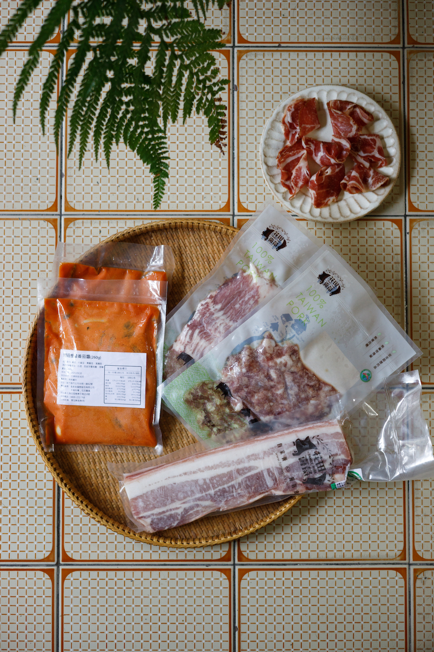 以科技導入、添加蔬果食材飼育的風味豬肉「花田喜彘」，除了依部位供應冷凍鮮肉（140元起／份），也自製熟肉火腿（250元／份）及肉醬包（140元起／包，肉醬包不固定供應）。