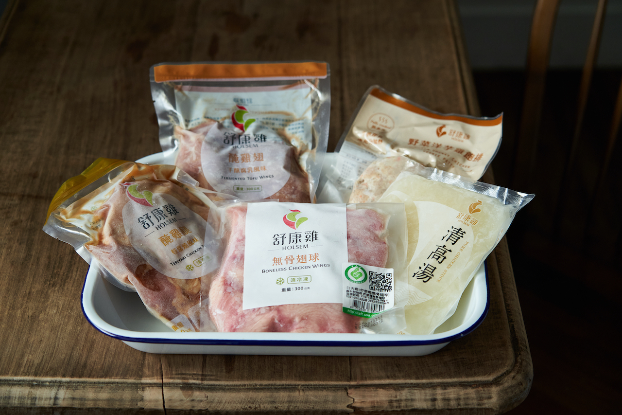擁有生鮮、生醃及熟食分類處理的「舒康雞」 ，可以即開即料理。（100元起／包）