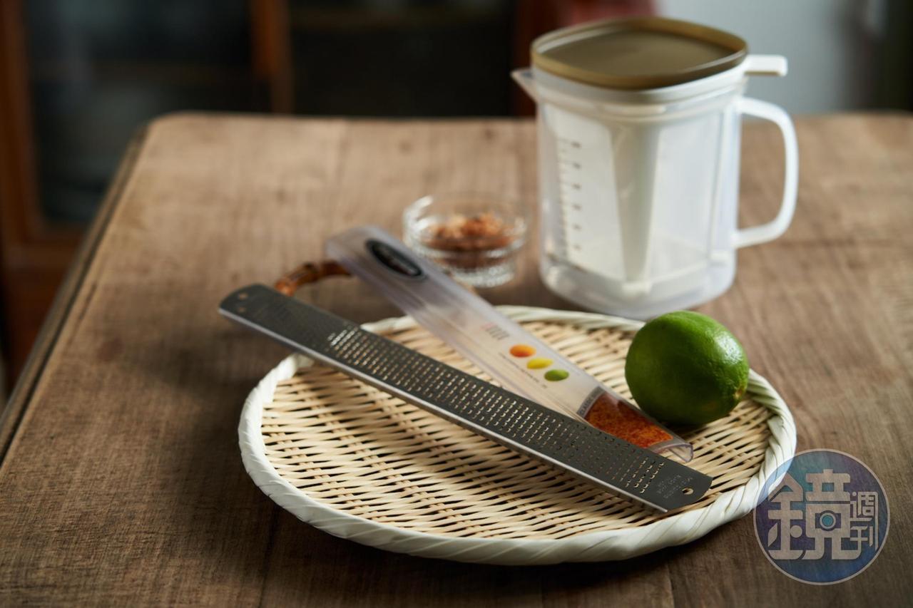 李昉容的廚房選品有美國製「Microplane Zester」乳酪、檸檬皮刨刀（680元／組），手感好、可刨出雪花般豐軟的乳酪絲；也有日式用品「可微波高湯萃取量杯」冷萃一晚即可取出日式柴魚昆布高湯（780元／個），用上手的好工具輕鬆帶來生活儀式感。