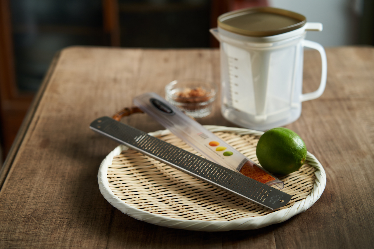 李昉容的廚房選品有美國製「Microplane Zester」乳酪、檸檬皮刨刀（680元／組），手感好、可刨出雪花般豐軟的乳酪絲；也有日式用品「可微波高湯萃取量杯」冷萃一晚即可取出日式柴魚昆布高湯（780元／個），用上手的好工具輕鬆帶來生活儀式感。