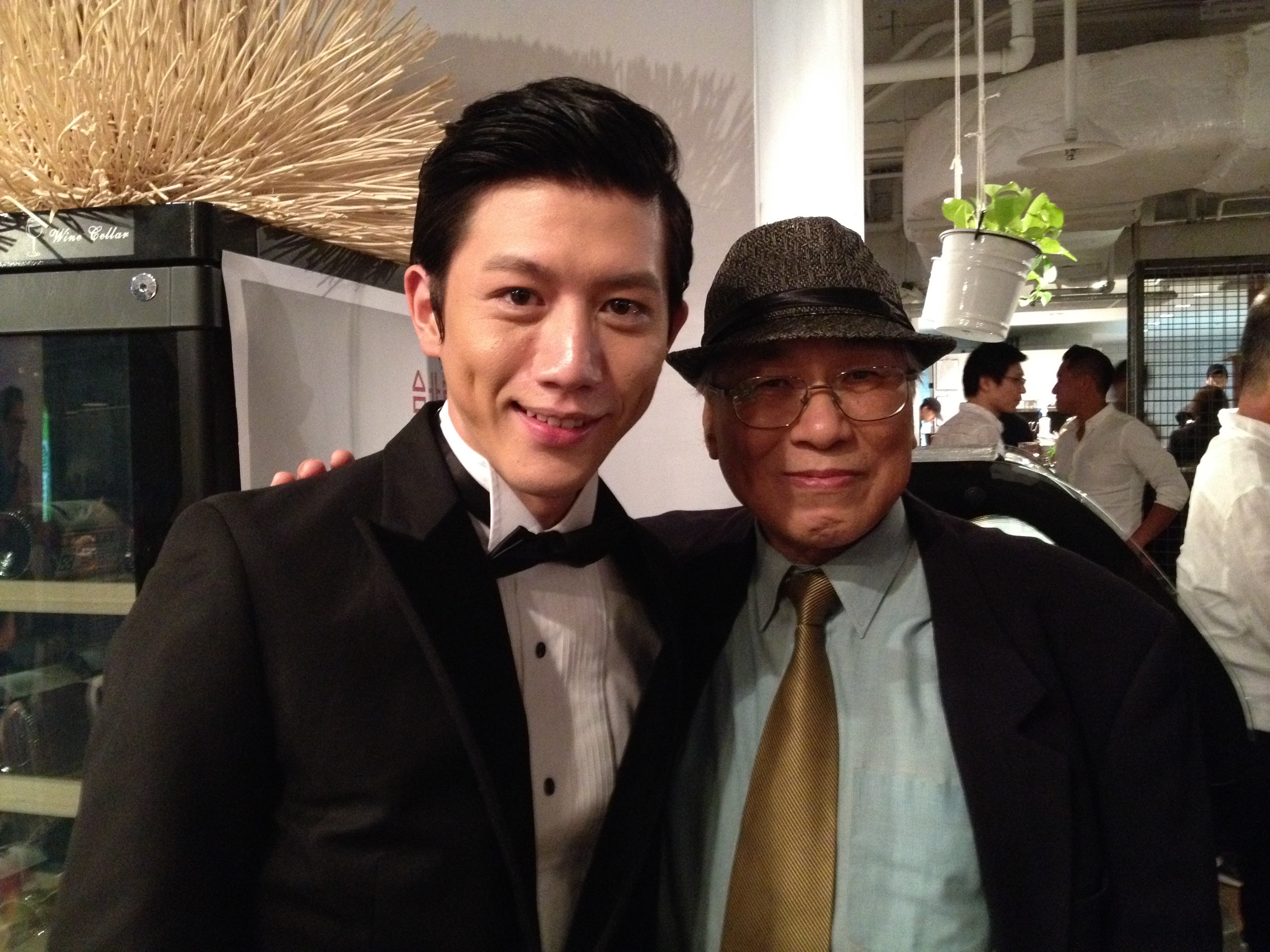 北電影節「卓越貢獻獎」得主黃建業（右）與北藝大畢業的金馬影帝莫子儀（左）。（黃建業提供）