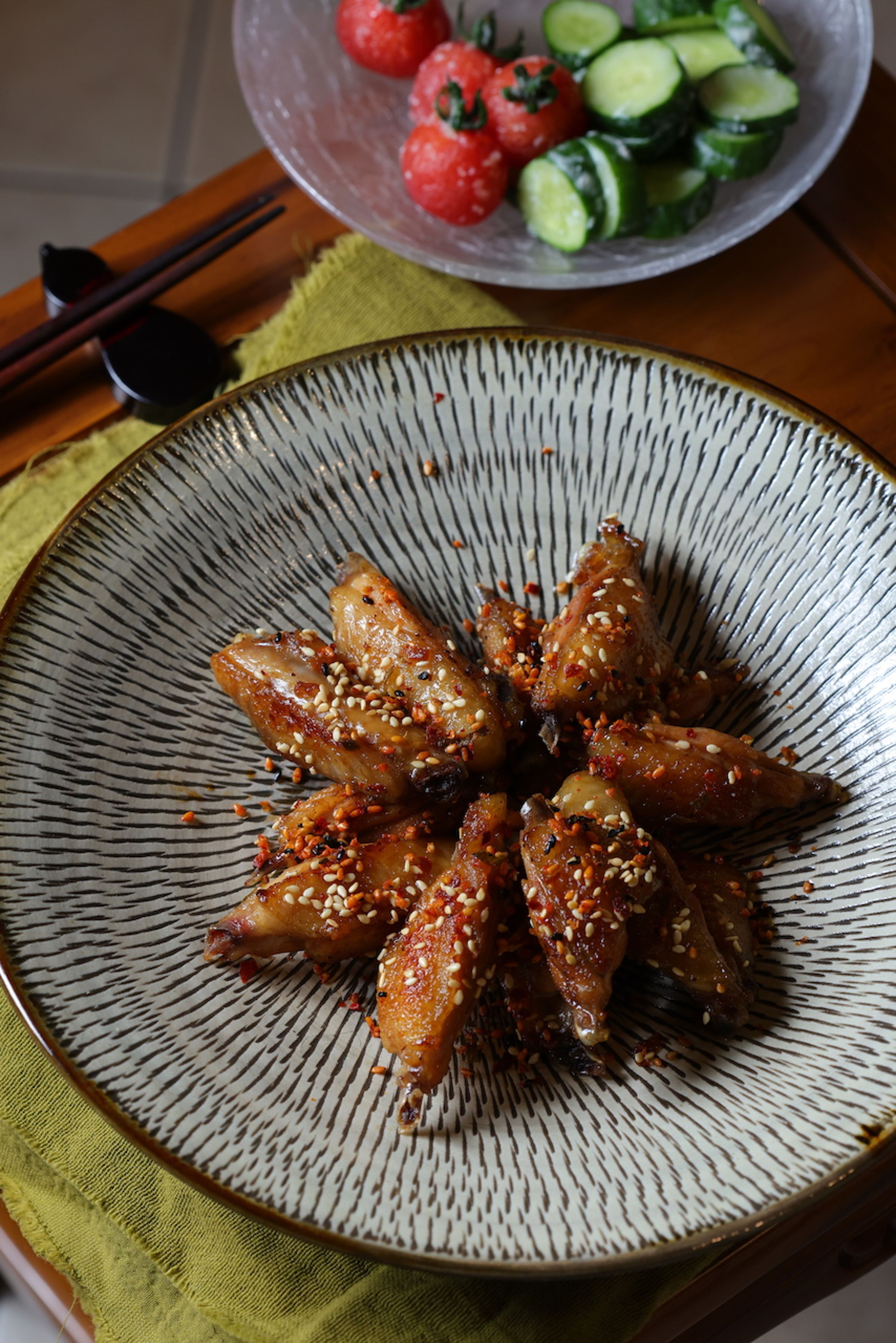 「名古屋風烤雞翅佐淺漬蔬菜」雞皮膠質豐厚、醬汁滲透入味。