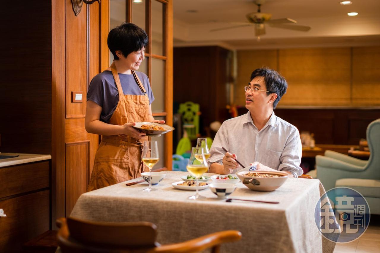 料理研究專家宋伊珊（左）和食材研究專家徐仲（右）夫婦兩人，是食材料理界公認的神隊友。