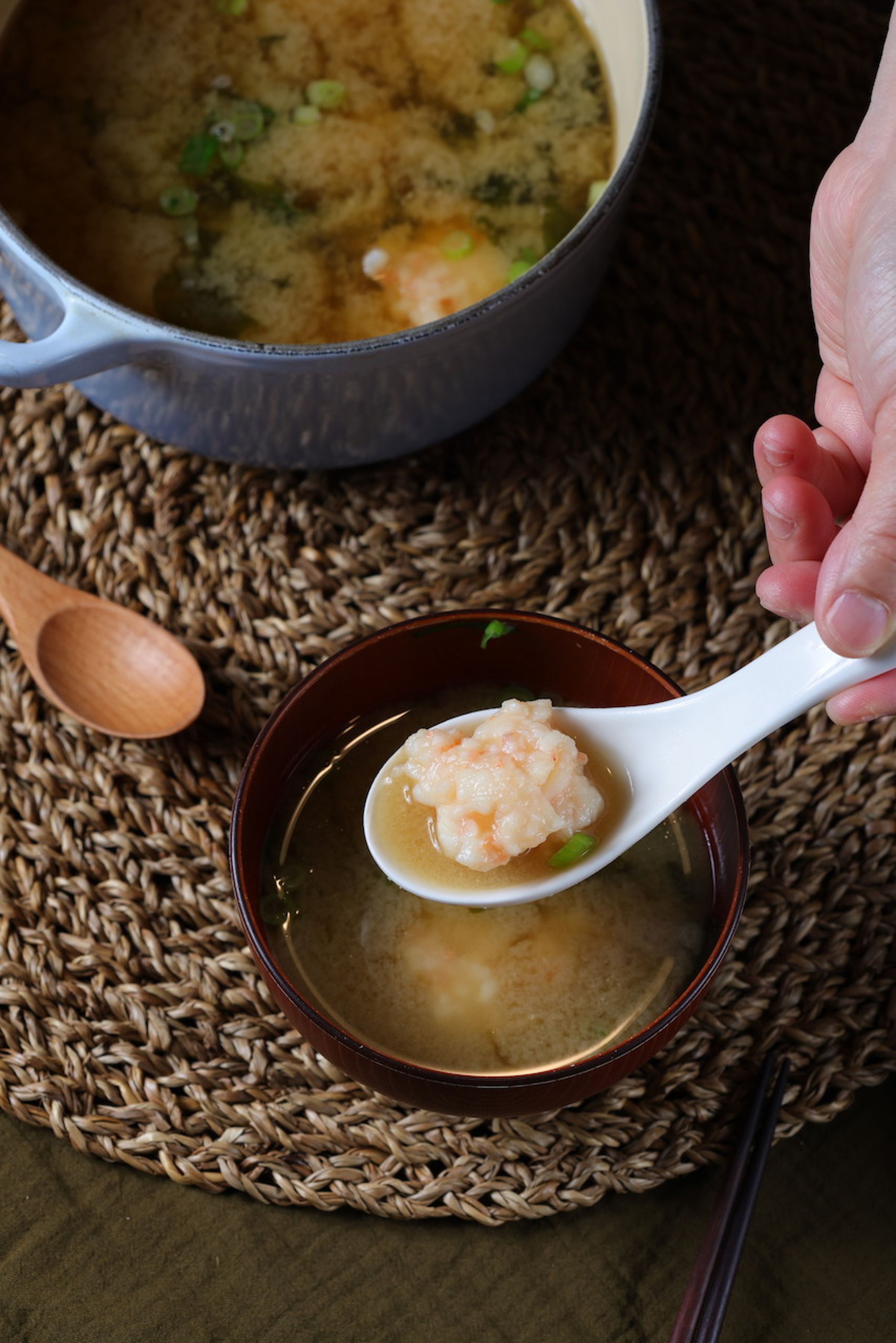 用白蝦拌蛋白，手工捏製的「蝦團子味噌湯」好鮮美。