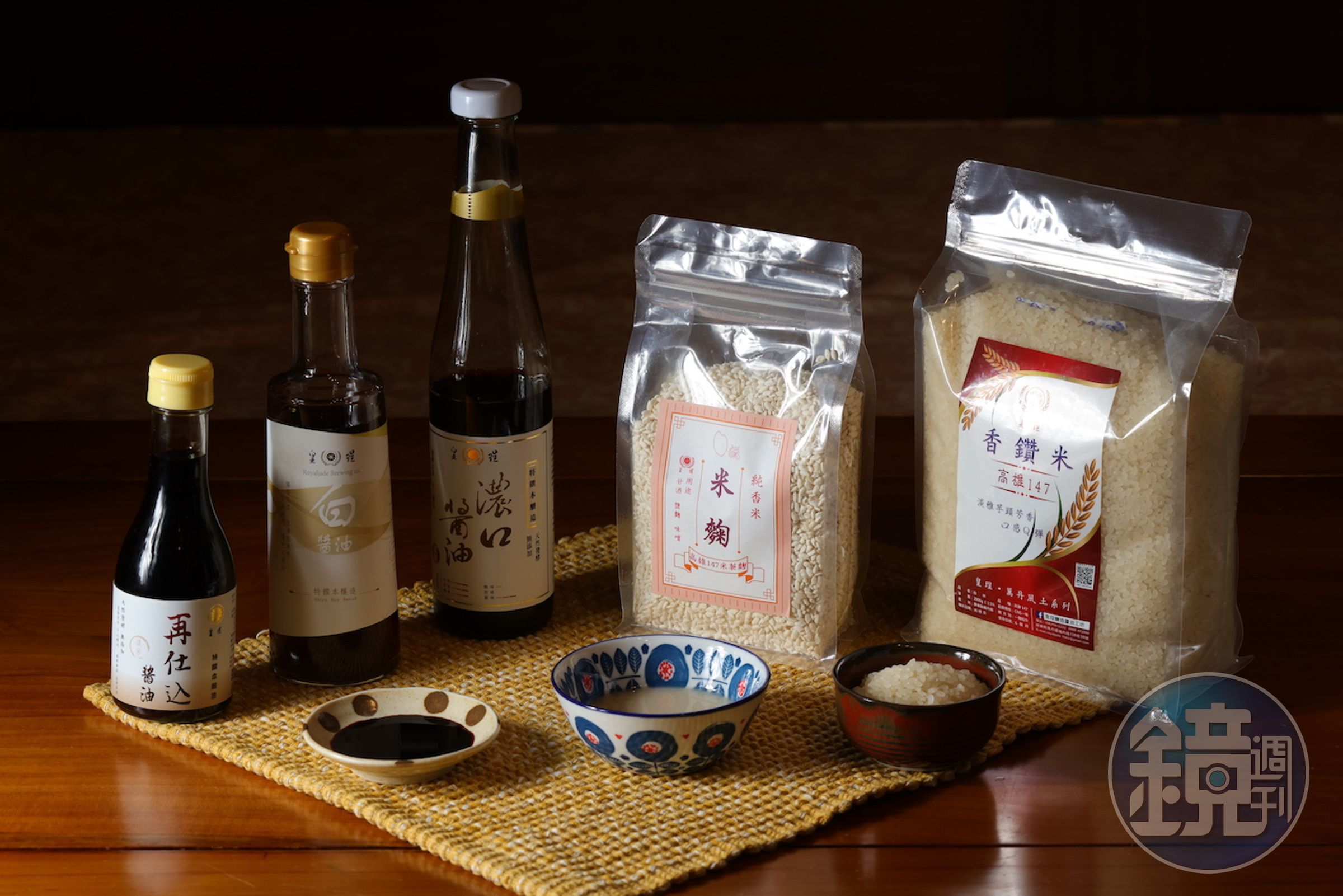 「皇珵醬油釀造工坊」創辦人簡志斌從培養菌種、種植米（320元起／2公斤）、豆等作物到釀造醬油（280元～350元／瓶），秉持科學研究步驟的精神及成功研發的好風味，吸引粉絲選用。