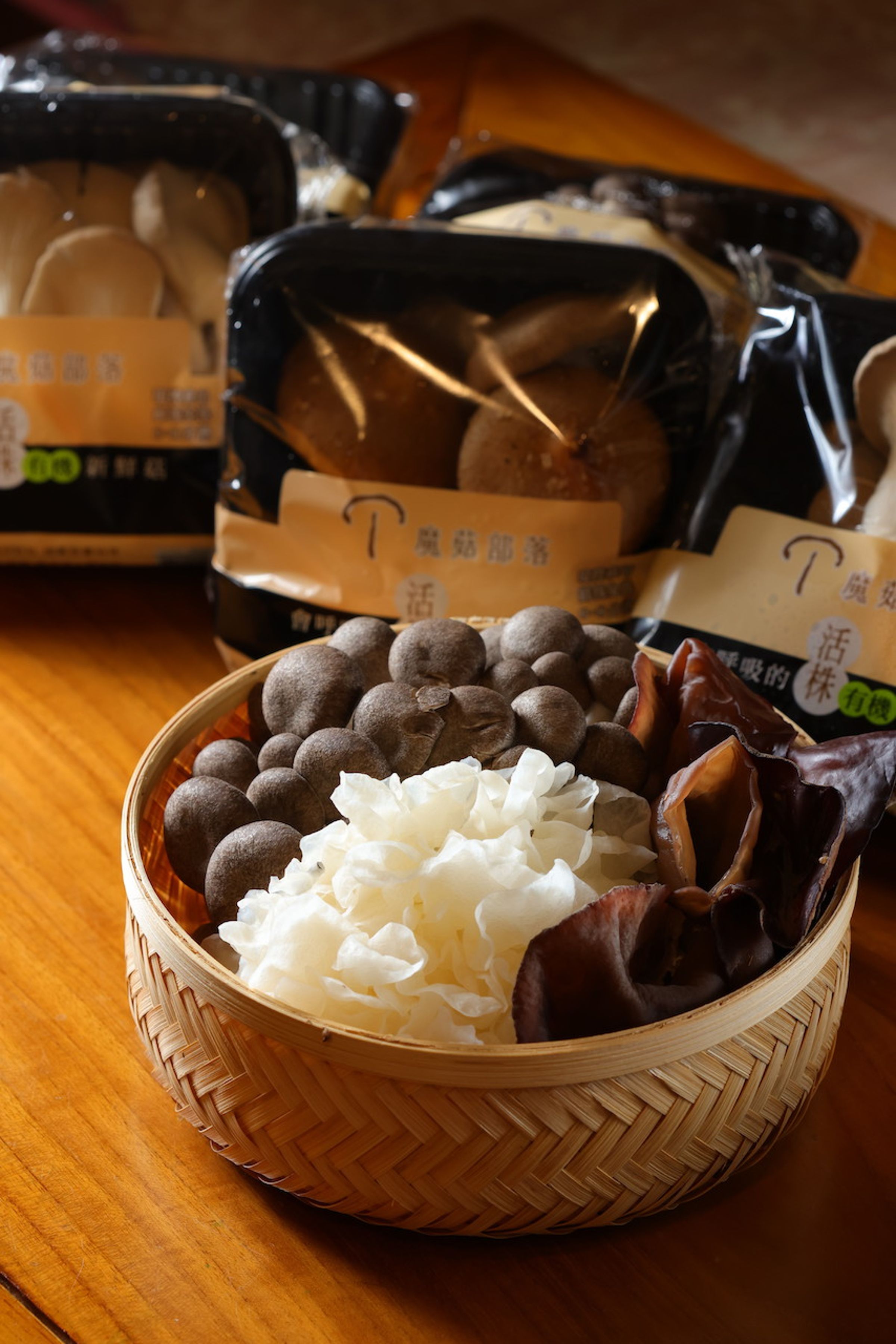 「蘑菇部落」販售的蕈菇肥厚，鮮採完株，尤其白木耳帶茉莉花香，脆潤帶有彈性，鮮美得讓人好驚艷。（360元／組）